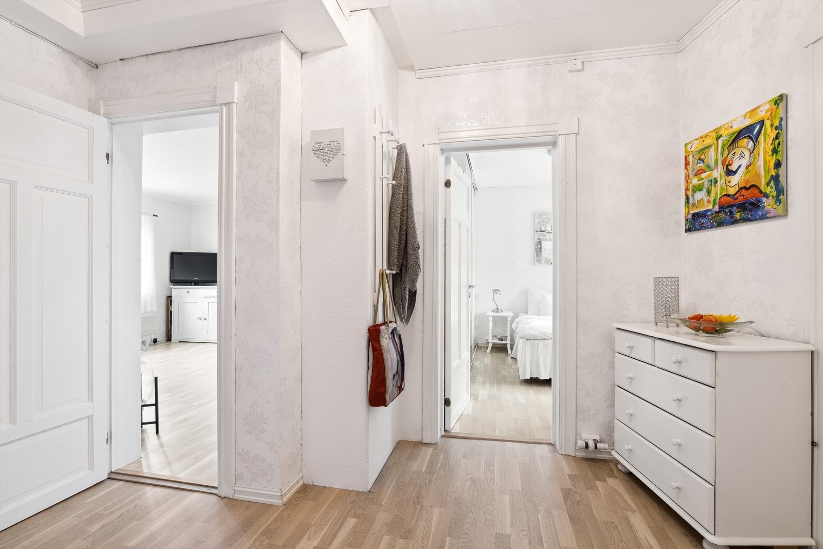 Du ønskes velkommen inn i en hyggelig entré med lyse, nøytrale overflater og parkettgulv. Entréen gir en god smakebit av leilighetens standard. Galleribilde