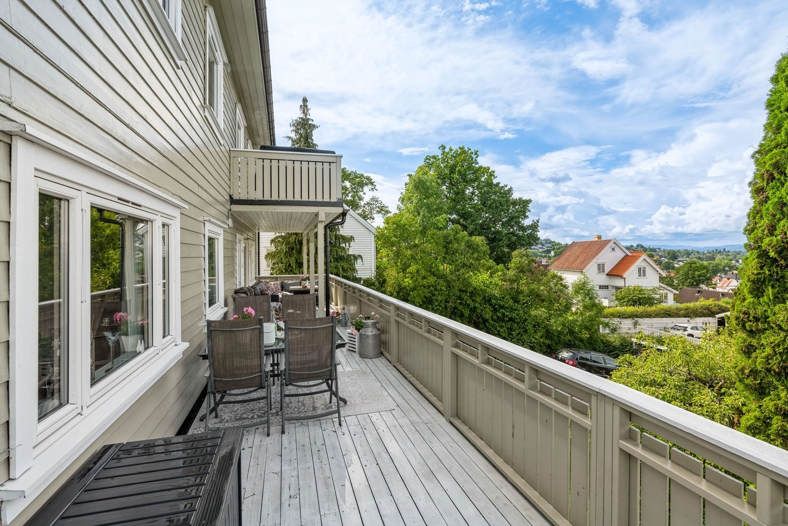 Terrassen er av god størrelse og som har flere møbleringsmuligheter. Galleribilde