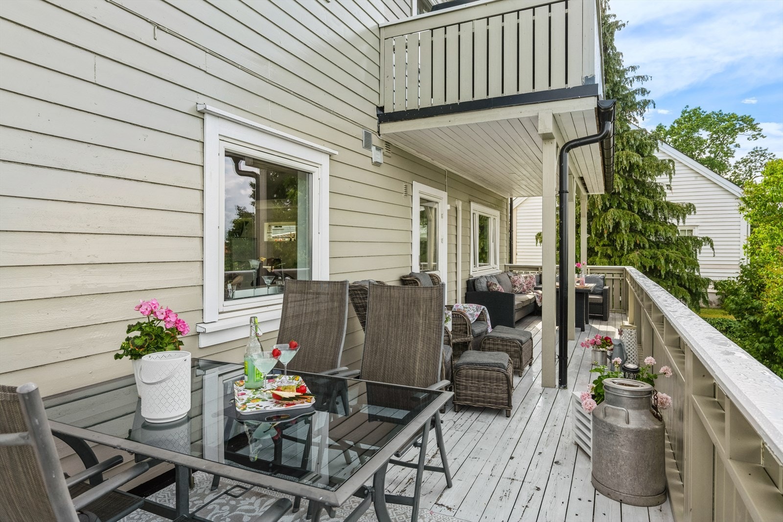 Fra stue/spisestuen er det utgang til en herlig terrasse som vender mot nord. Galleribilde