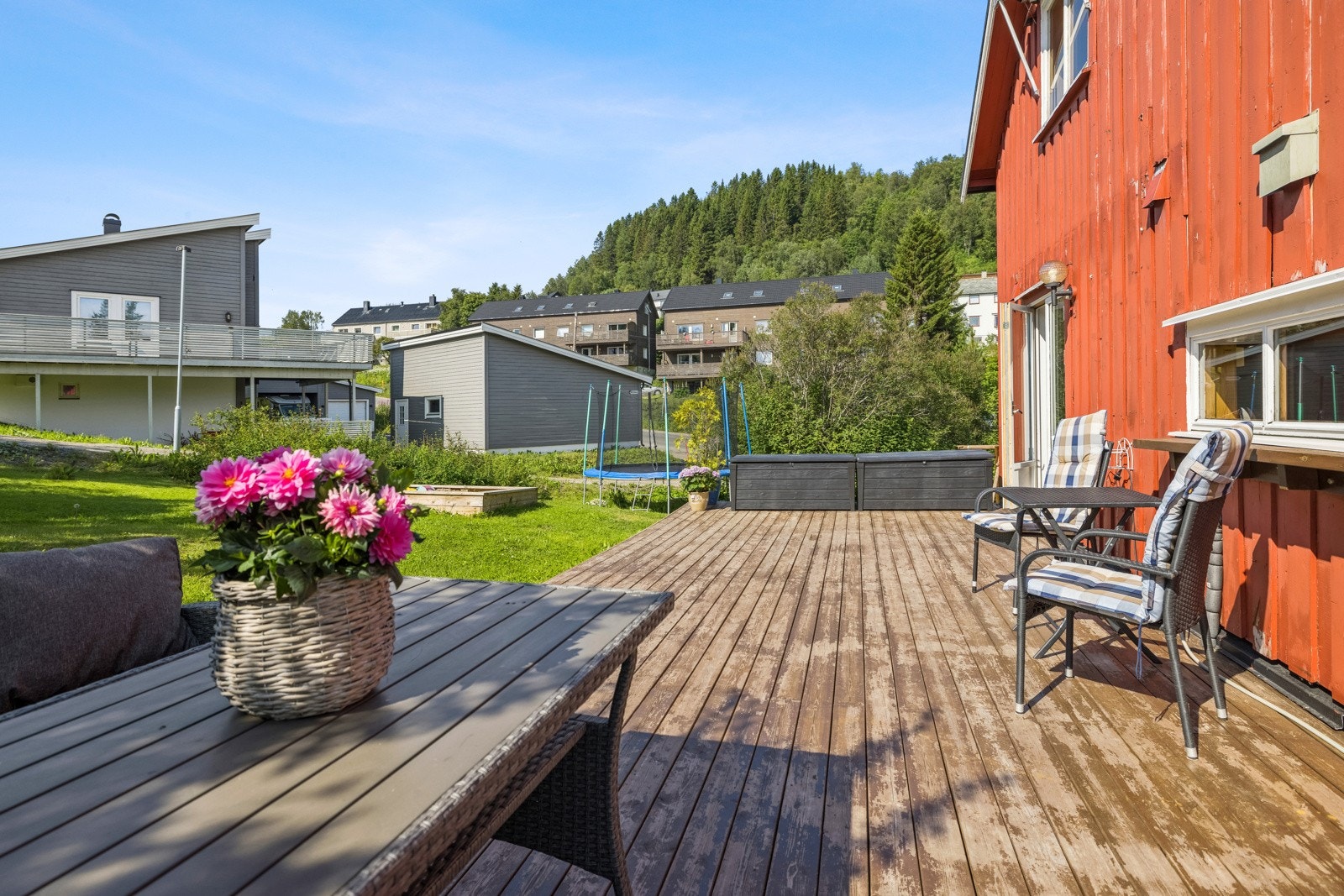 En meget koselige terrasse med nydelig hage. Galleribilde