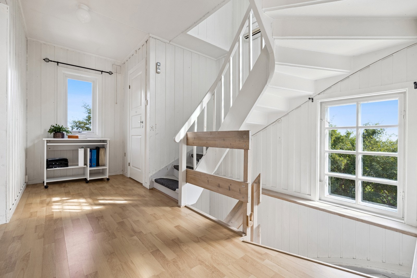 Her ser dere trappegangen med toalettrom, stue og kjøkken. Galleribilde