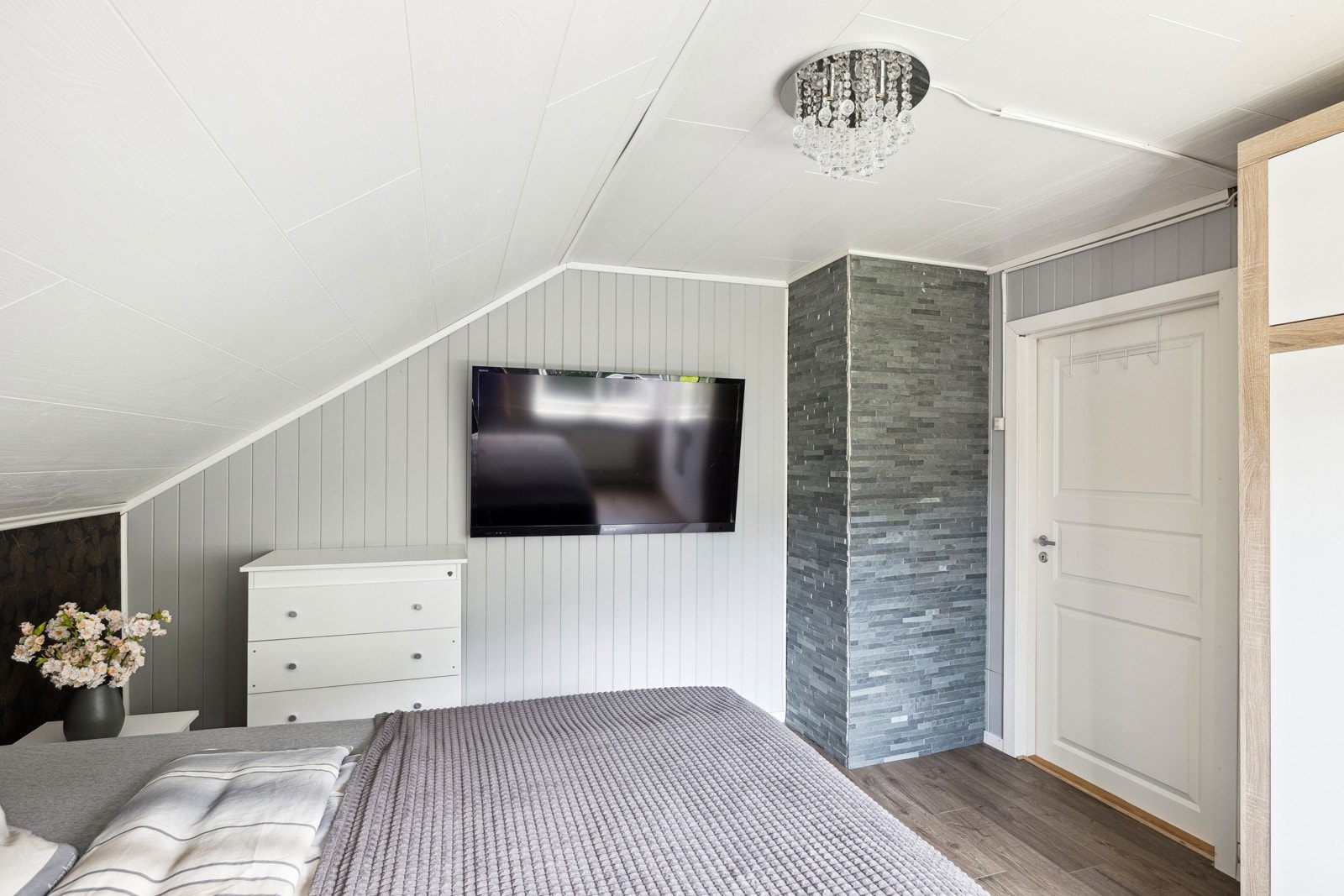 lyst og fint soverom med skråtak som gjør litt av rommet. Galleribilde