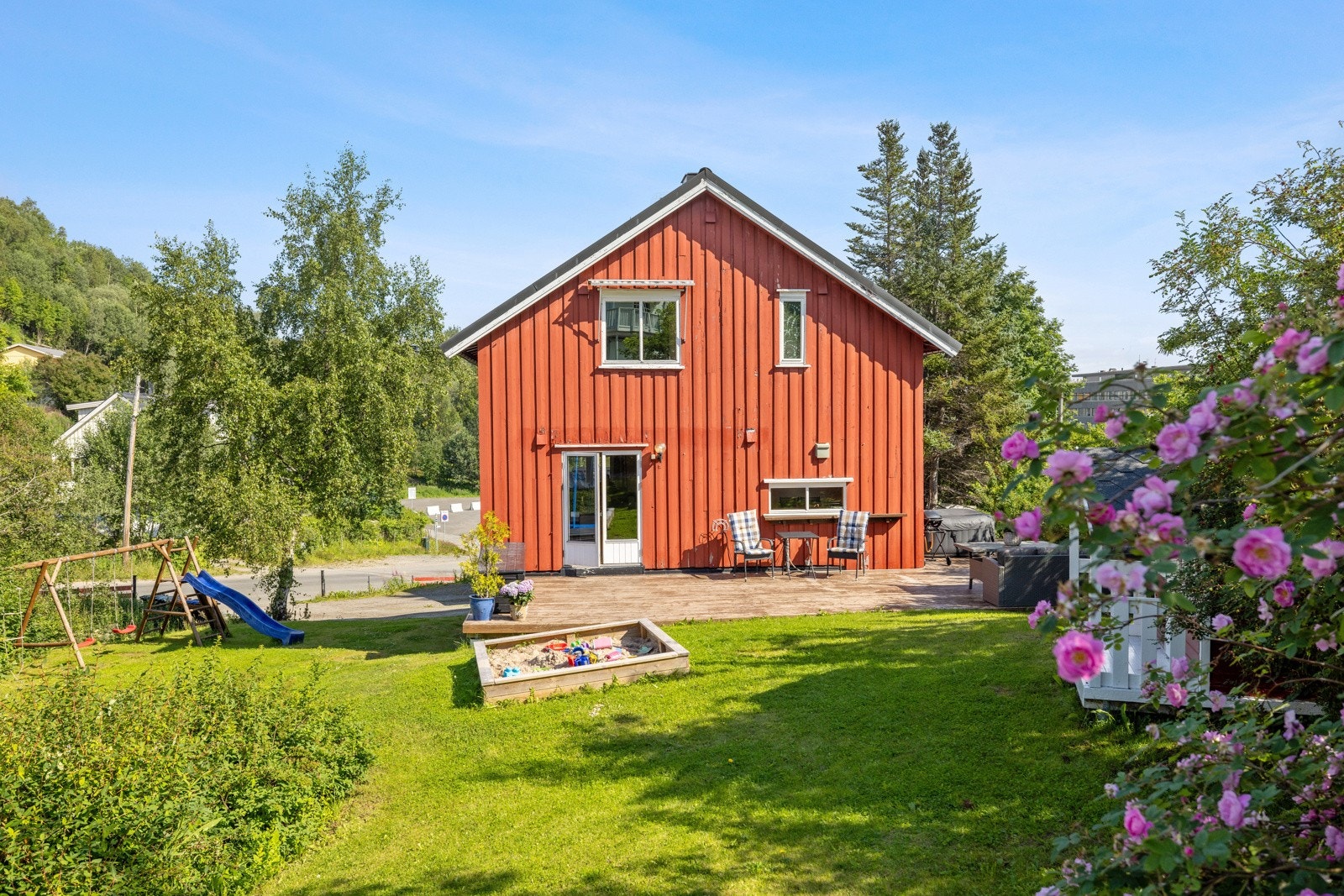 Nydelig skjermet uteområde på baksiden av boligen. Galleribilde