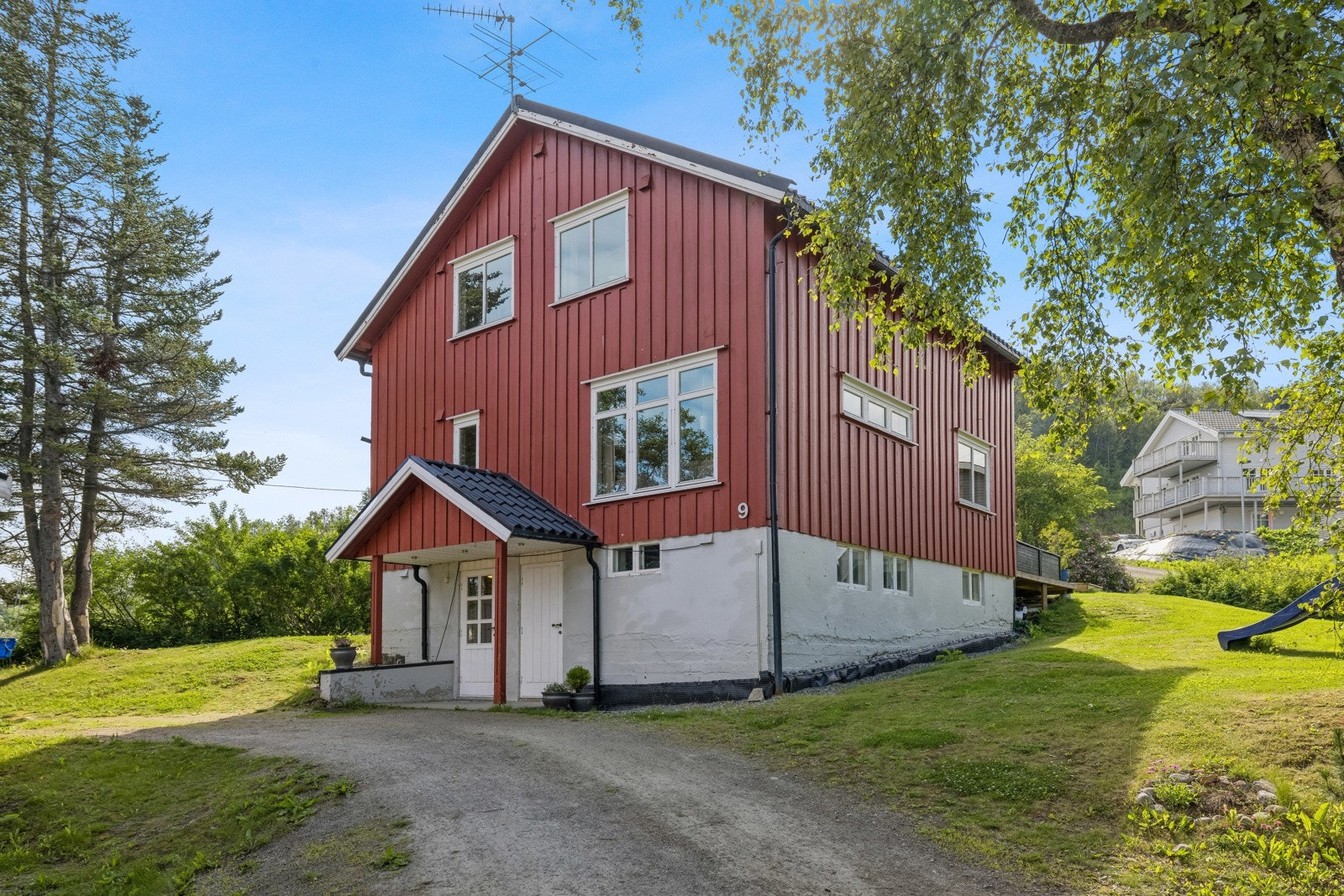 Velkommen til denne koselige og innholdsrike eneboligen i Skarveien 9. Galleribilde