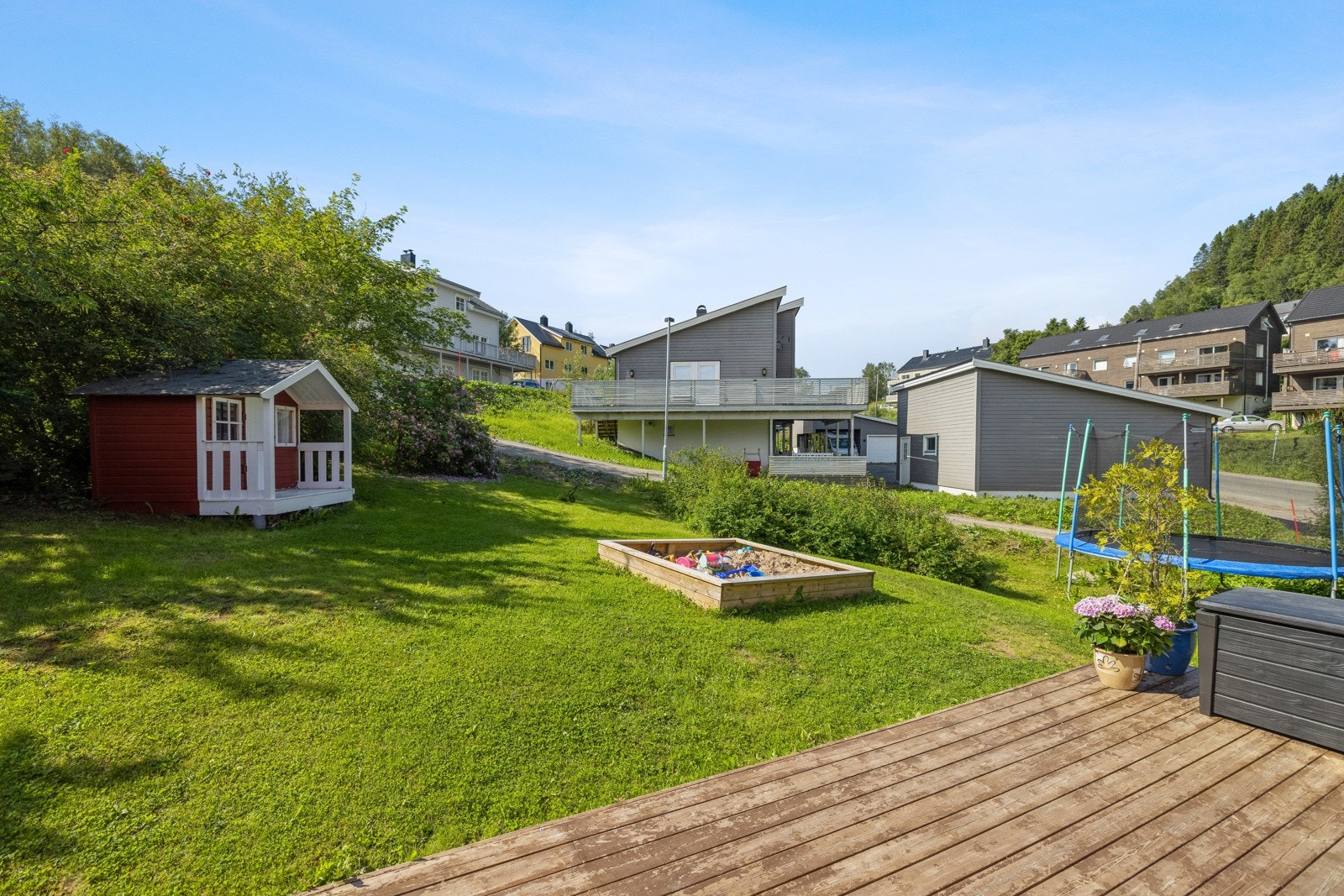 ... man passser på barna mens de leker. Galleribilde