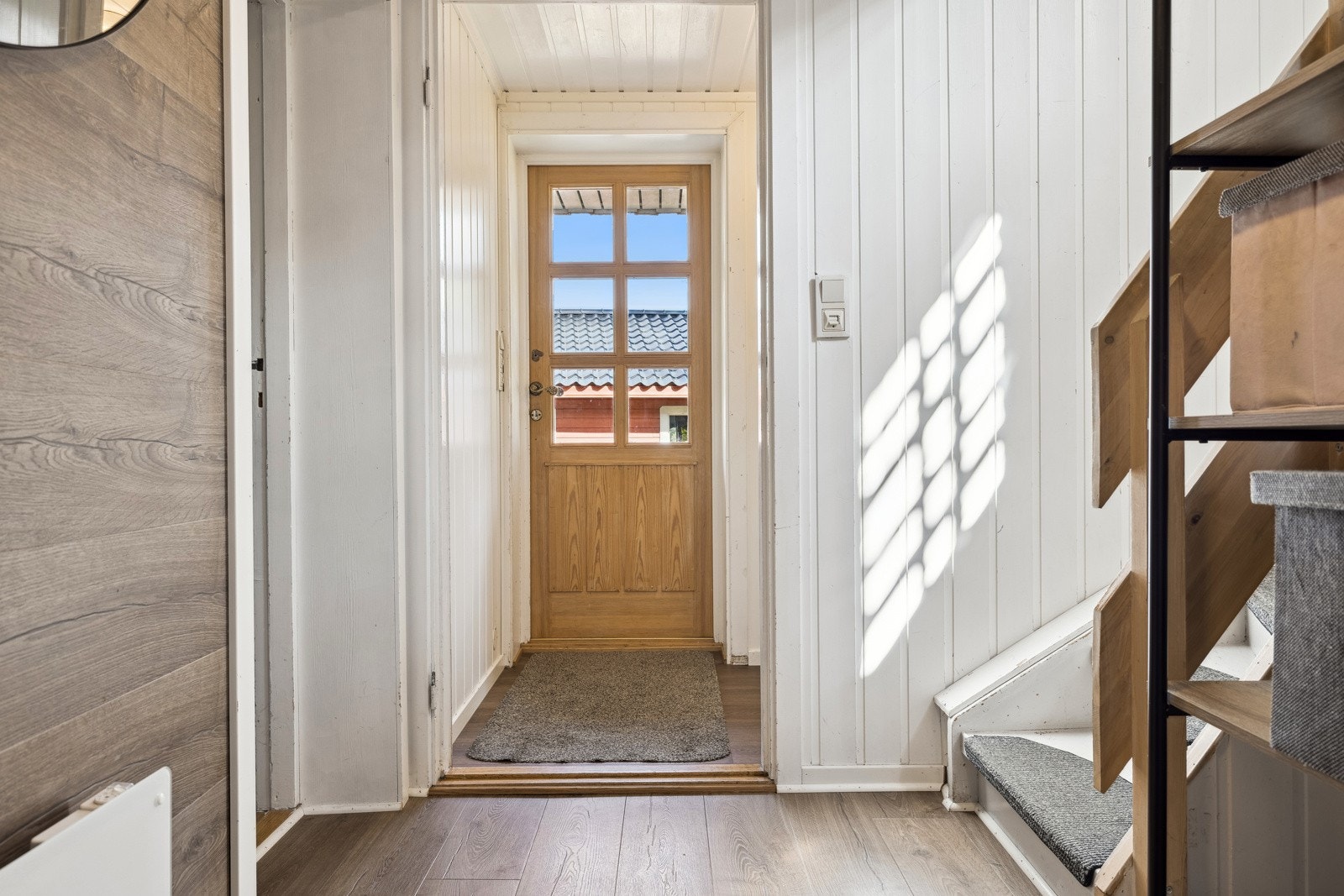 Velkommen inn i boligens 1. etasje. Her er det gang, boder, dusjrom og denne ... Galleribilde