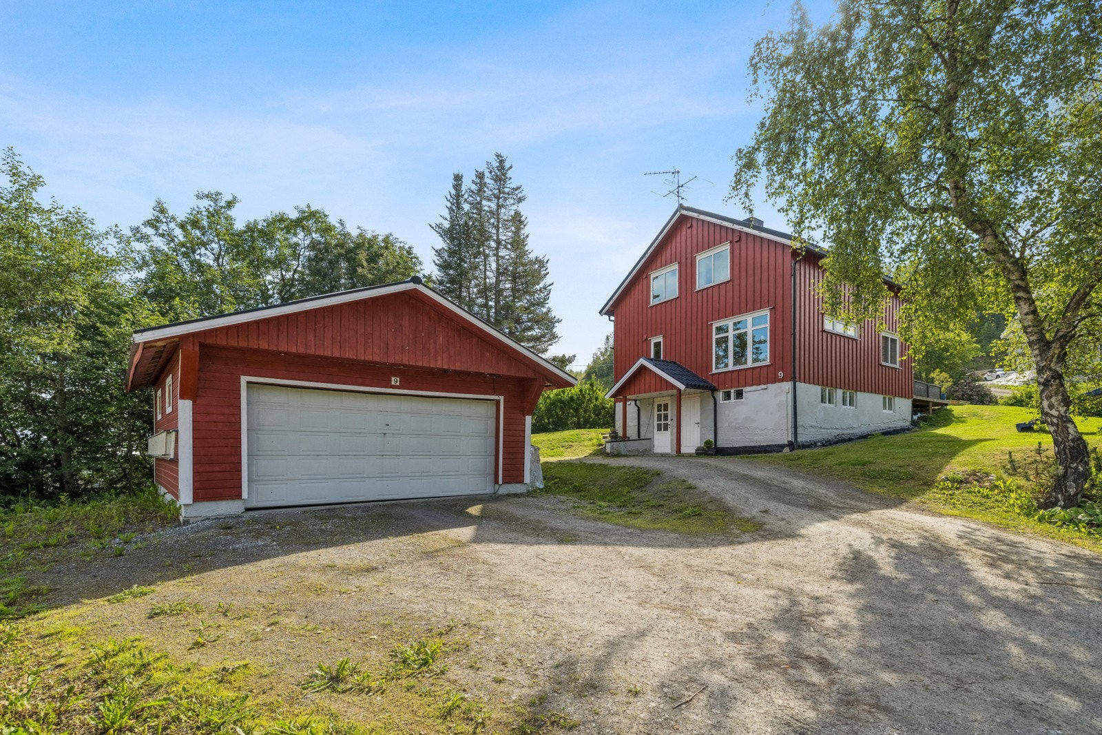 Det er egen garasje rett nedenfor boligen. Ellers god plass til biler på gården. Galleribilde