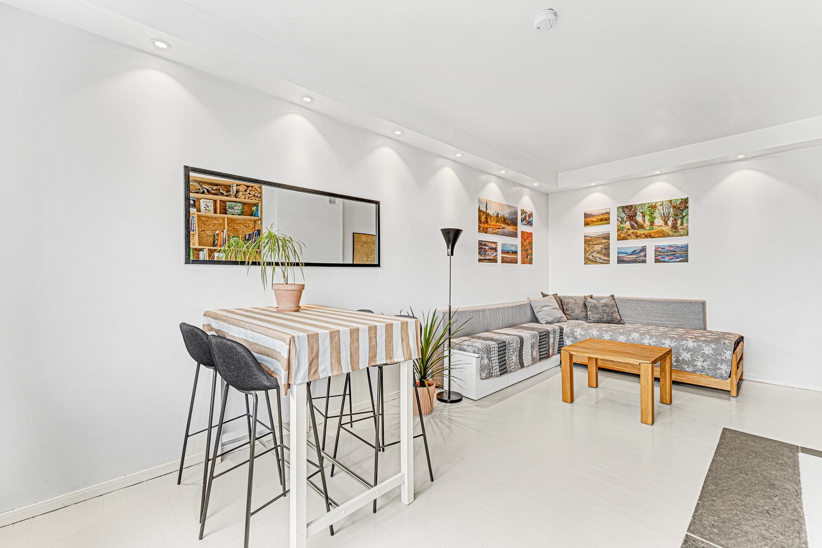 Stuen er enkel å innrede med god plass til sofakrok og spisestuemøbler. Galleribilde