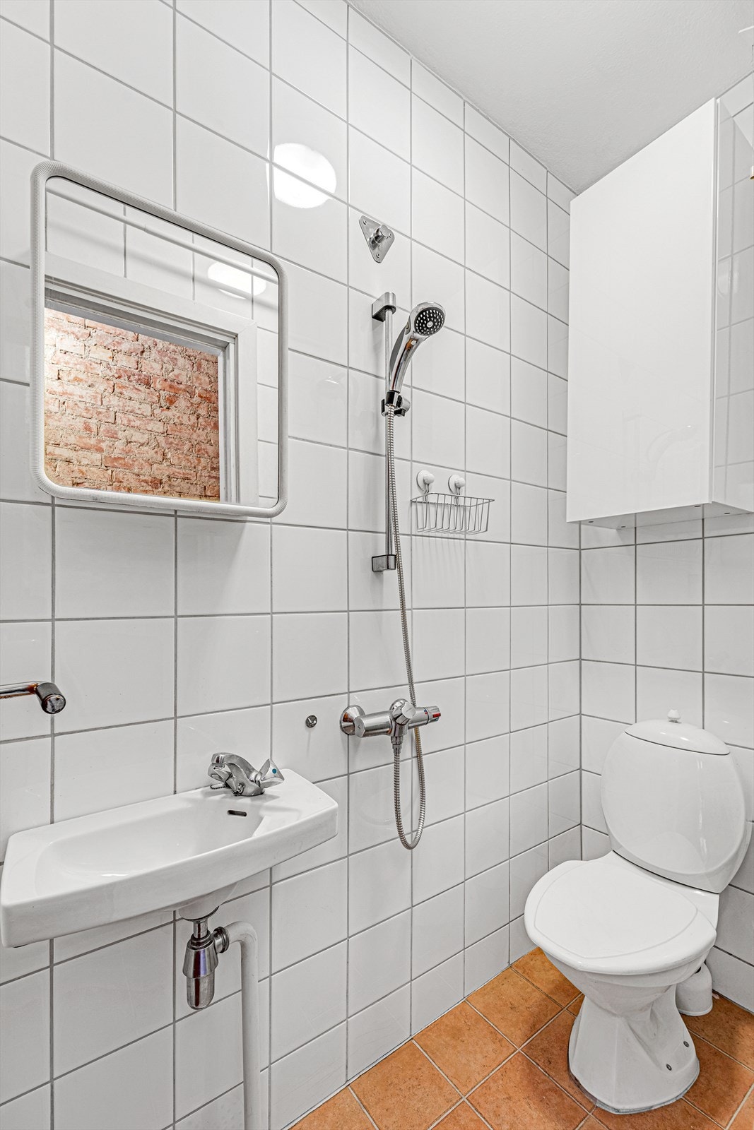 Flislagt bad med gulvvarme og praktisk innredning. Sameiet har fellesvaskeri. Galleribilde