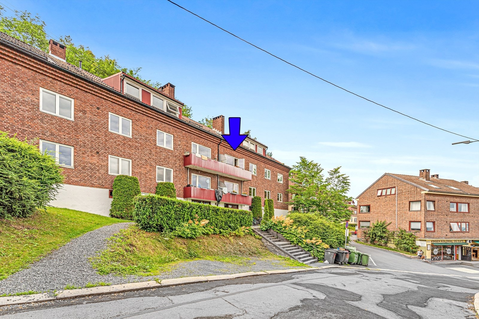 Velkommen til Ekebergveien 41! Her bor du i et rolig område med lite trafikk, og kort vei til Oslo sentrum. Svingen kolonial ligger i nabobygget og er et hyggelig møtested med servering. Galleribilde