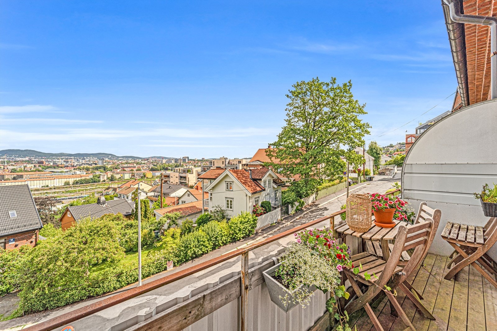 Nordvendt balkong på 4 m² med fantastisk utsikt over byen. Galleribilde