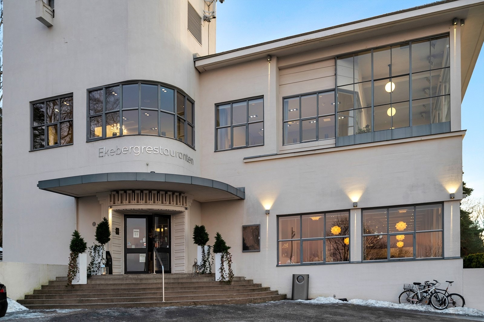 Ærverdige Ekebergrestauranten med sin flotte uteservering og utsikt over byen ligger kun en kort tur fra leiligheten. Galleribilde