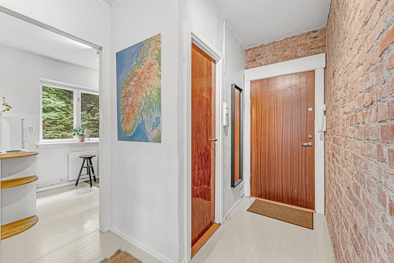 Velkommen inn! I denne leiligheten finner du fine detaljer som teglsteinsvegger, tregulv og plassbygget hylle i stuen. Galleribilde
