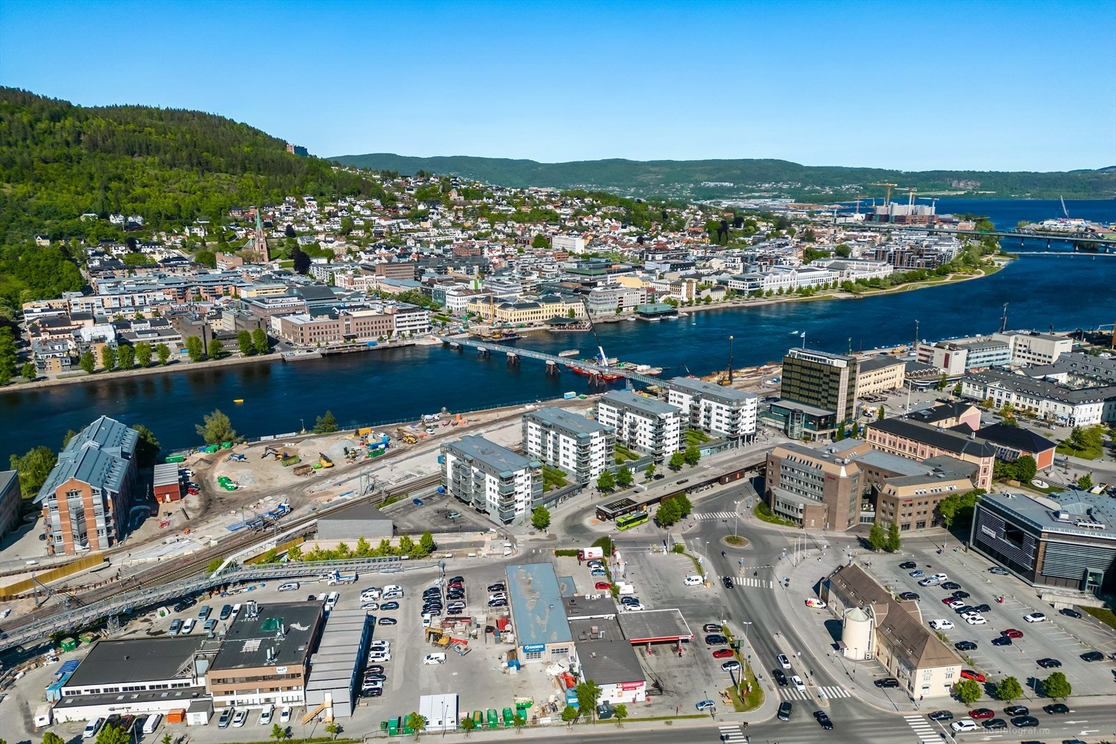 Leiligheten passer ypperlig for pendlere med umiddelbar nærhet til tog- og busstasjon. Galleribilde