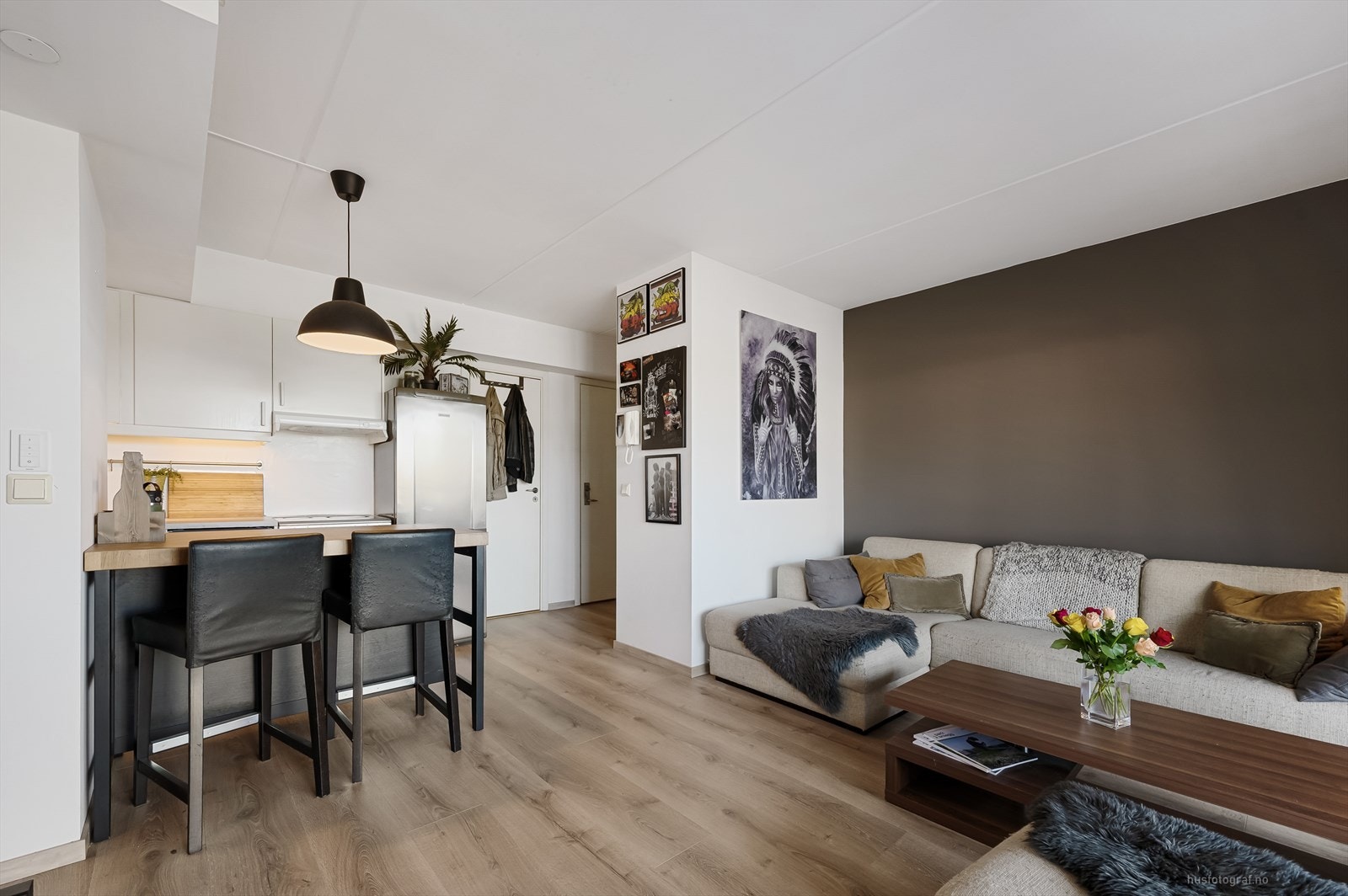 Leiligheten har en innbydende stue. Galleribilde