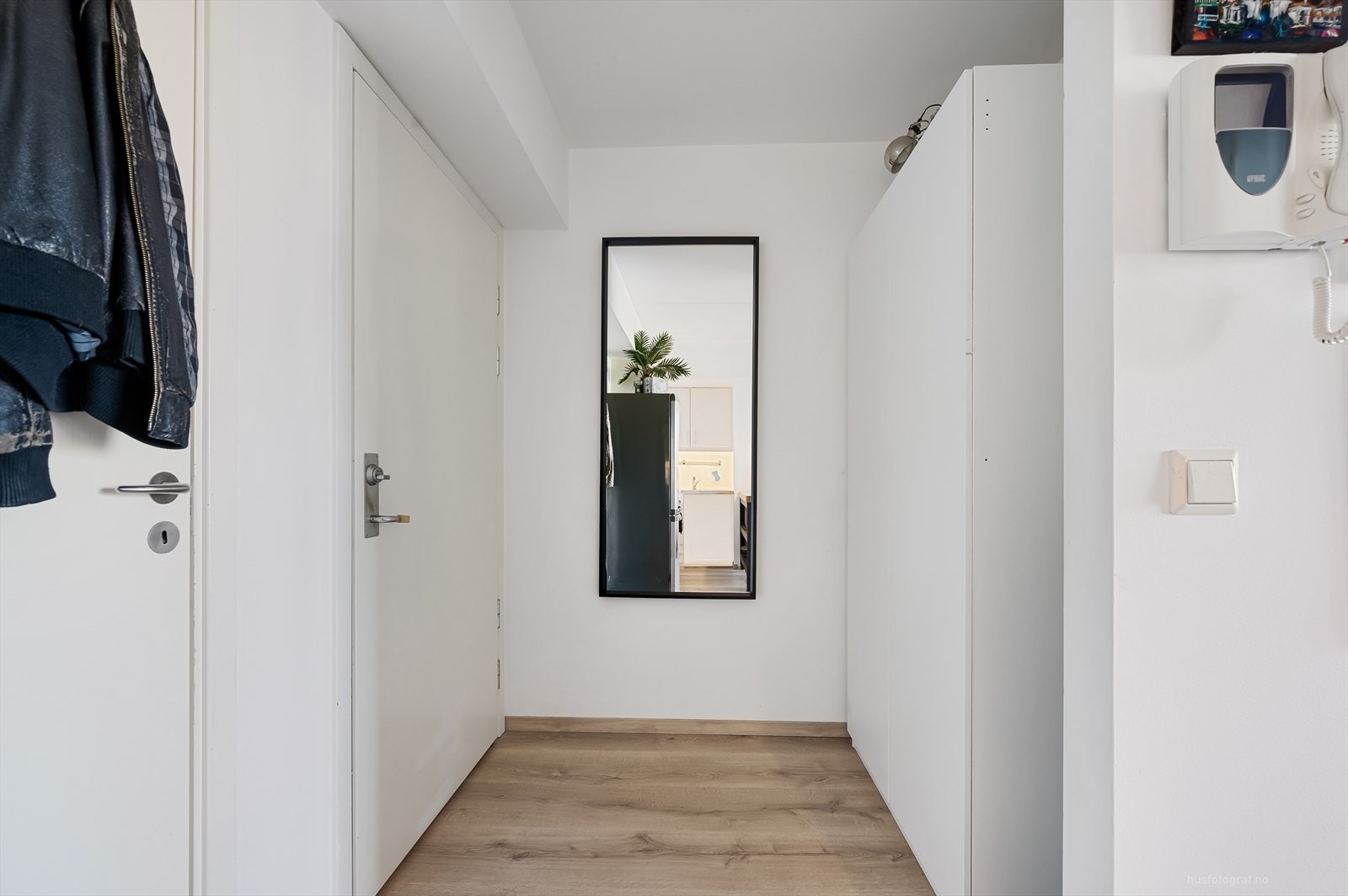 Velkommen inn! Romslig entré med garderobeskap. Galleribilde