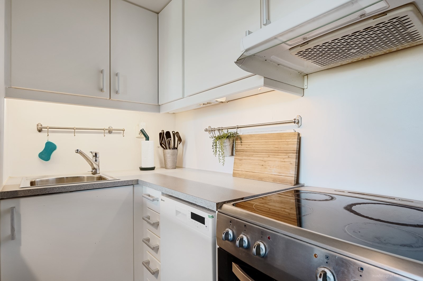 Det er godt med benkebelysning på kjøkkenet. Galleribilde