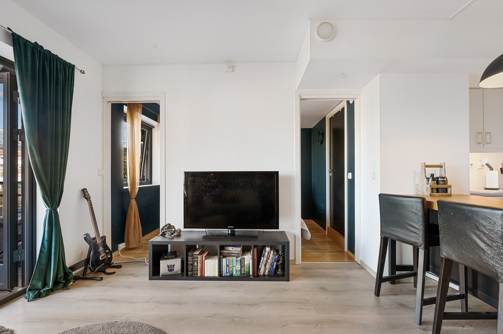 Stuen har moderne åpen løsning mot kjøkkenet. Galleribilde