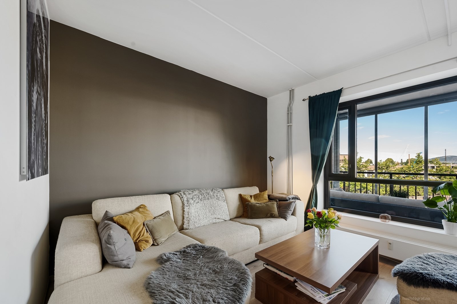 Stuen har store vindusflater, med fin utsikt og godt med naturlig lys. Galleribilde