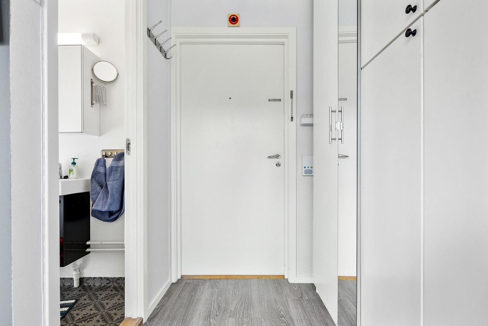 Det er god plass til en praktisk garderobeløsning i gangen. Denne er perfekt til oppbevaring av klær og yttertøy. Galleribilde