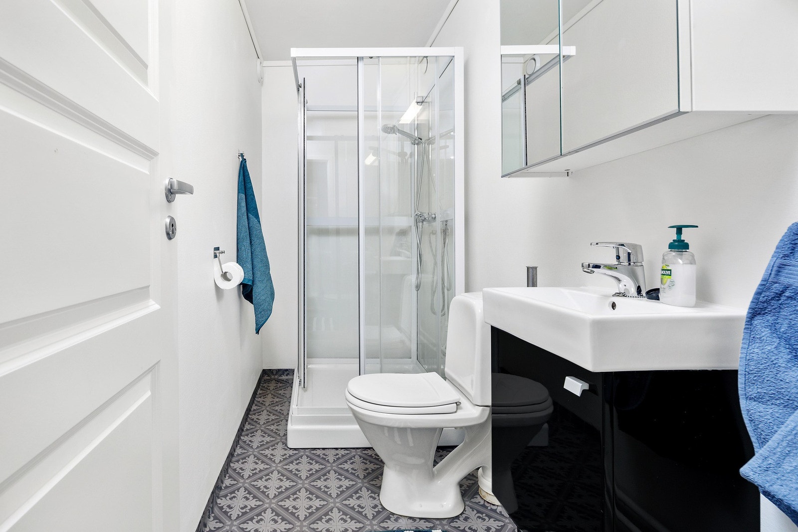 Badet er på 4 kvm og er utstyrt med dusj, toalett og servant med oppbevaring. Galleribilde