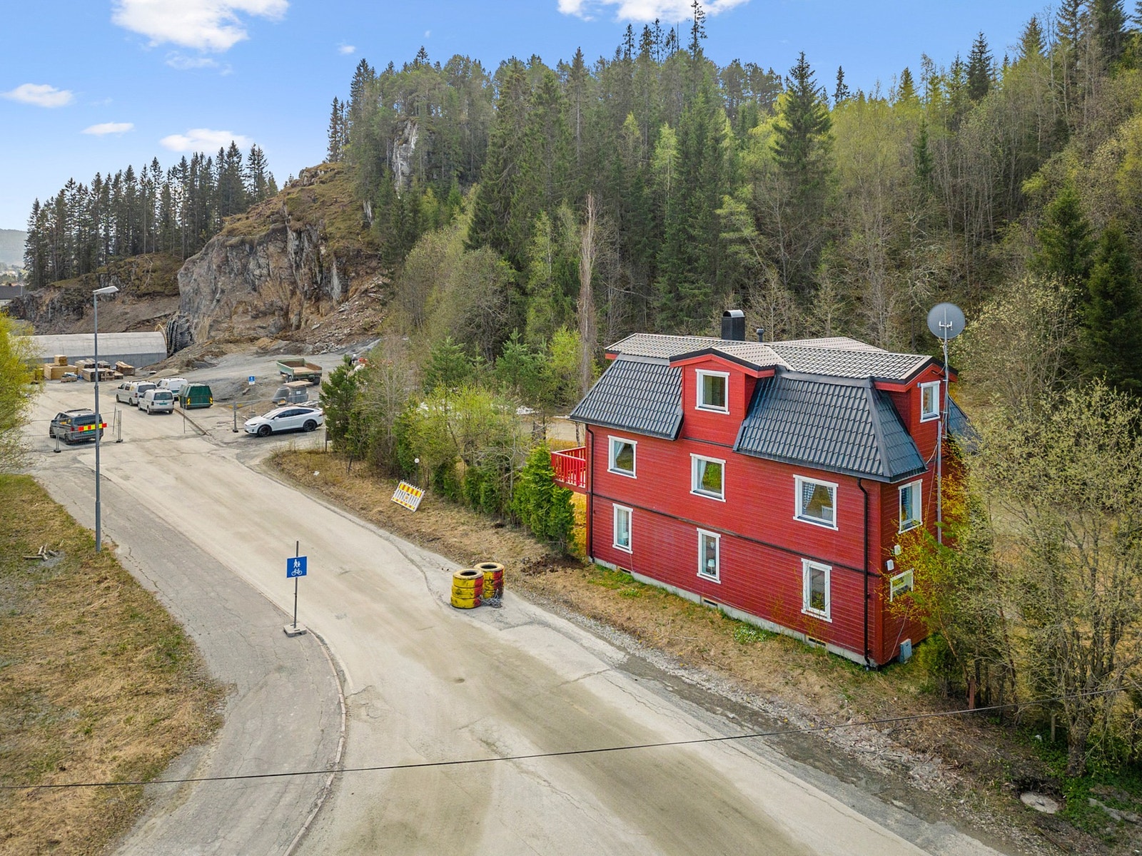 Tomten er på 3,25 mål og strekker seg ca 50 meter bak huset Galleribilde
