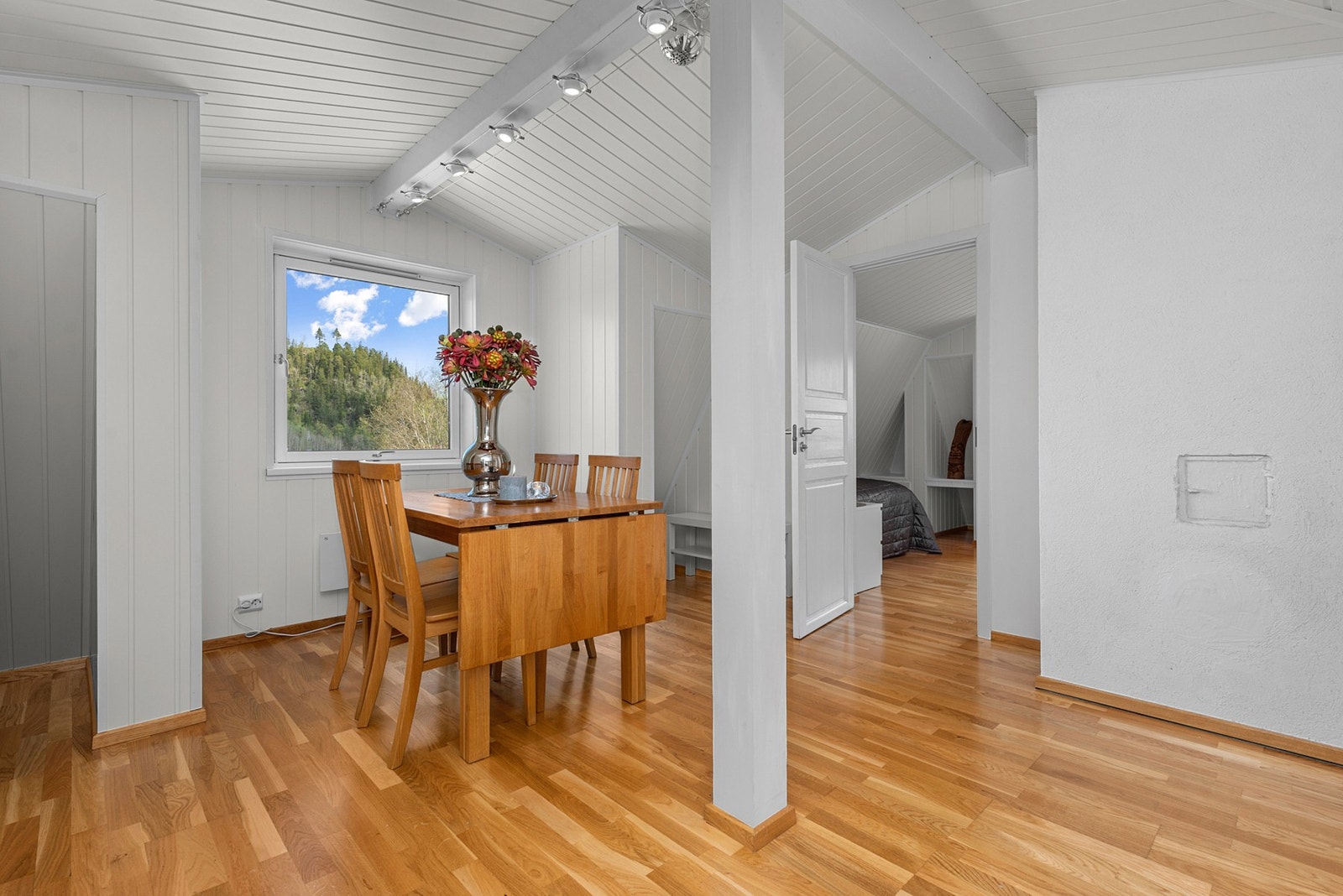 Godt med lagringsplass i knekott, pen utsikt mot Tanem fra stuevindu Galleribilde
