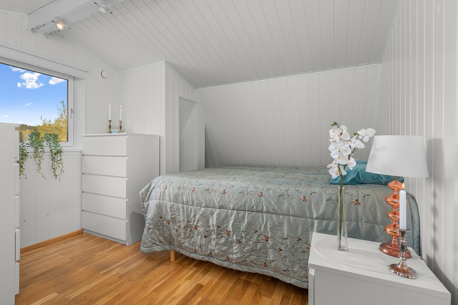 Soverom 4 med moderne standard fra 2012 med parkett på gulv og malte panelsvegger Galleribilde