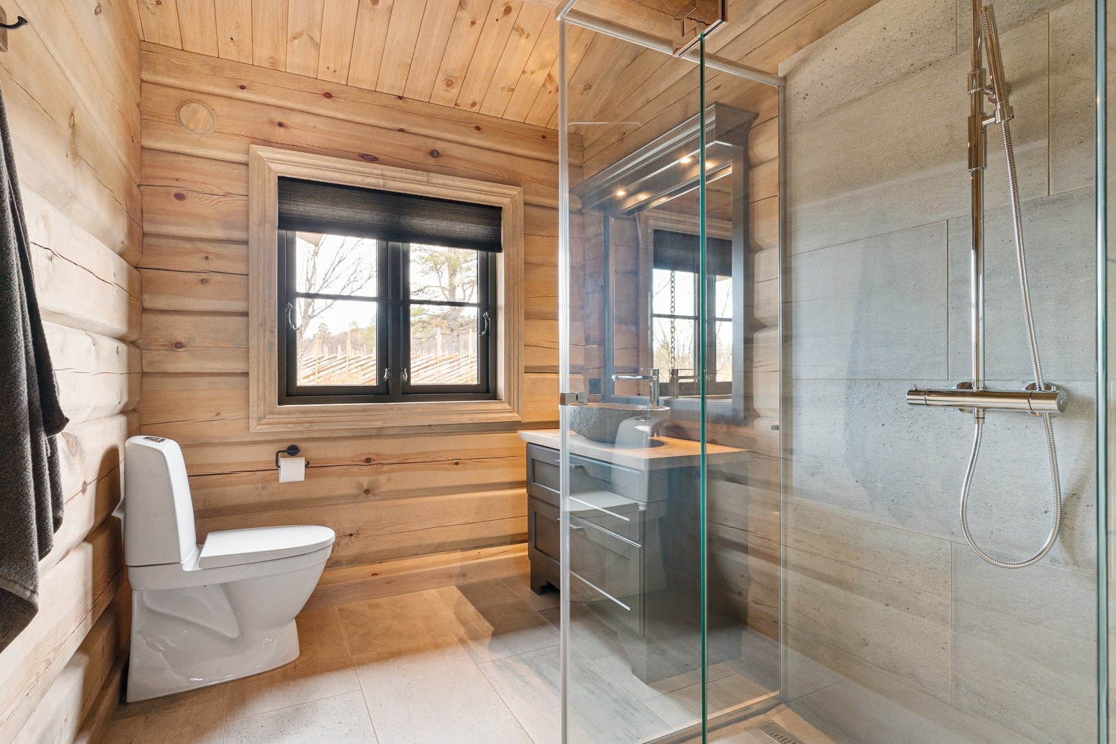 Et av to baderom Galleribilde