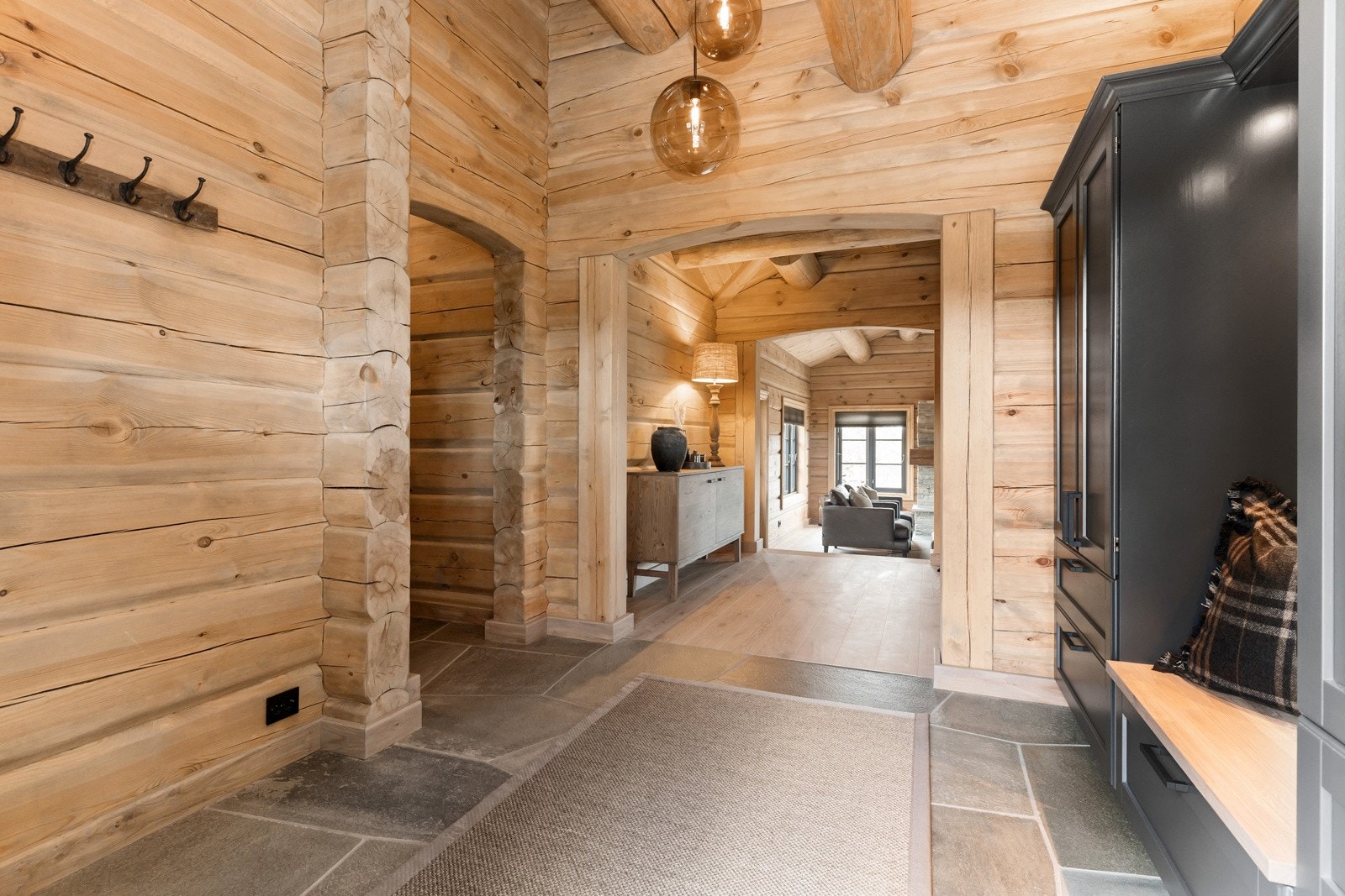 Hall med skapinnredning fra Kistefoss Galleribilde