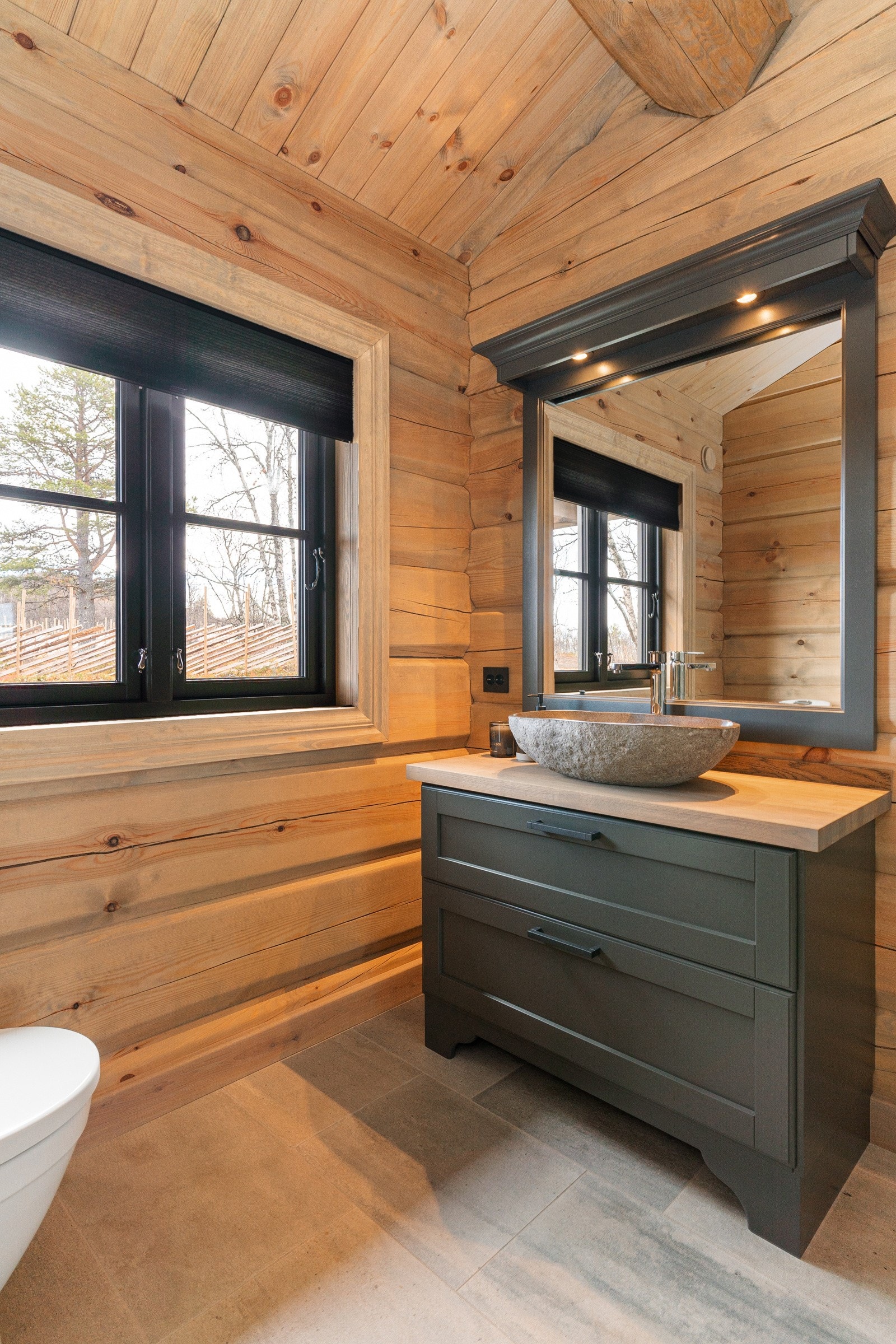 Et av to baderom Galleribilde