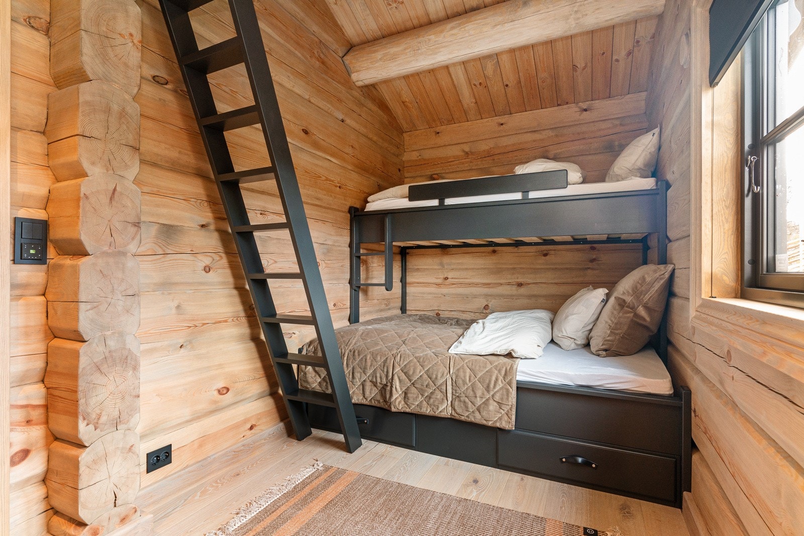 Et av 4 soverom. Denne har også hems. All innredning medfølger. Galleribilde