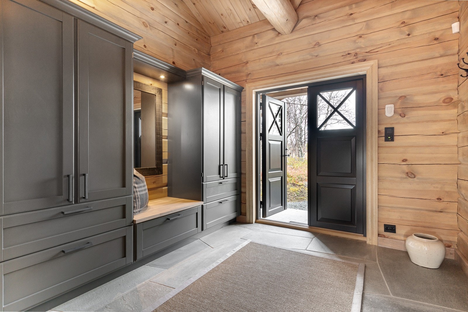 Velkommen inn! Skapinnredning fra Kistefos og skifer på gulver Galleribilde