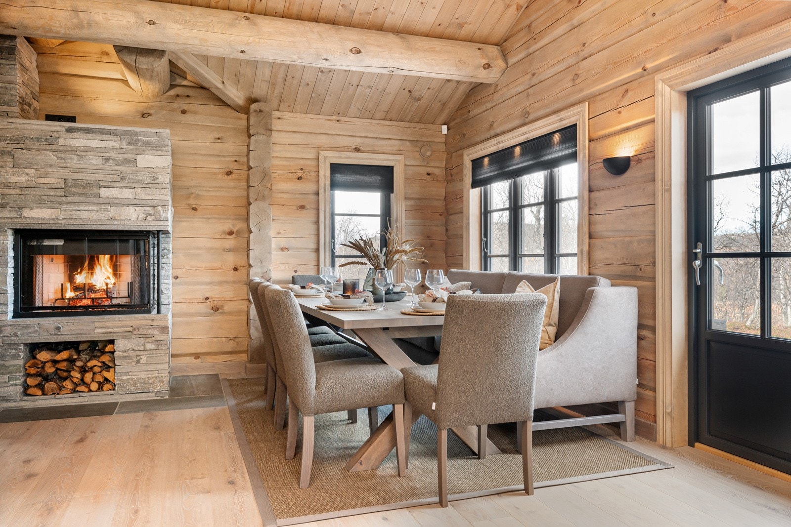 Kjøkken har utgang til uteplasser med morgensol Galleribilde