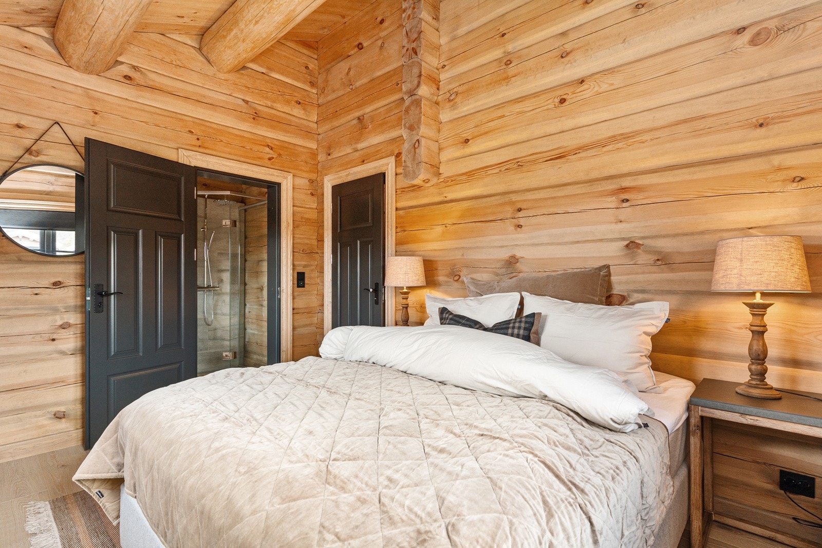 Et av 4 soverom. Dette med adkomst til eget baderom. All innredning medfølger. Galleribilde