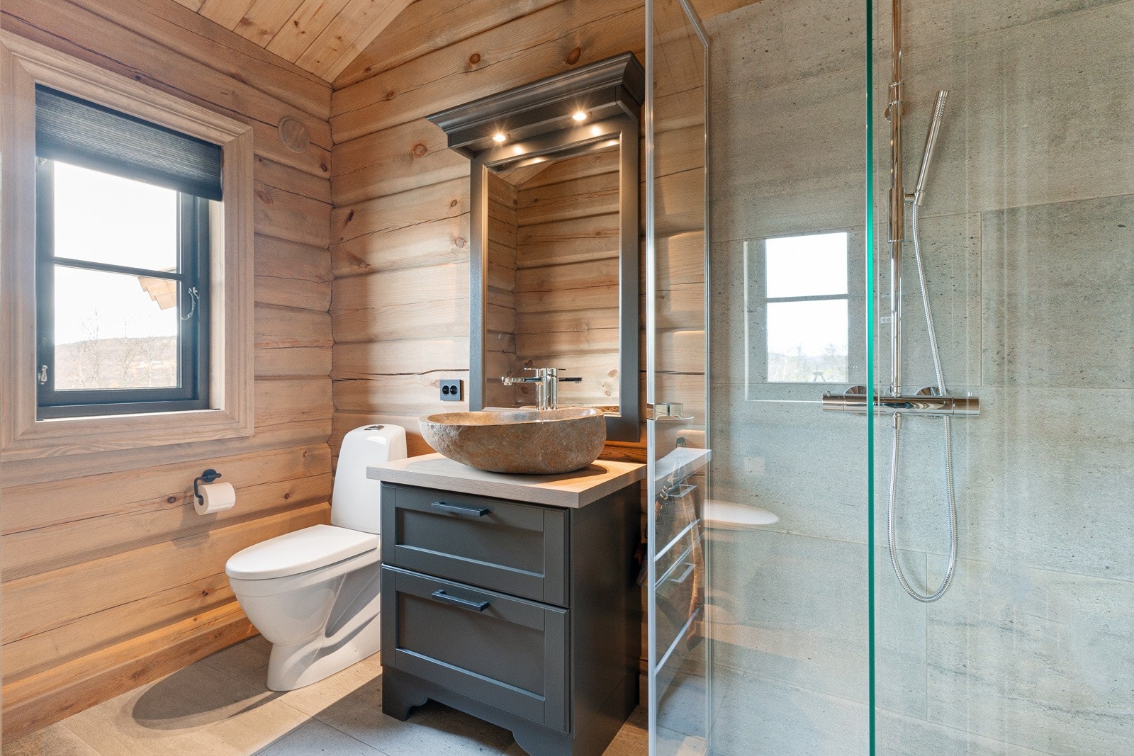 Silkebørstet skifer på vegg og gulv Galleribilde