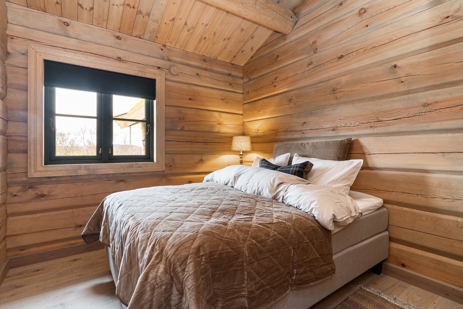 Et av 4 soverom. All innredning medfølger. Galleribilde