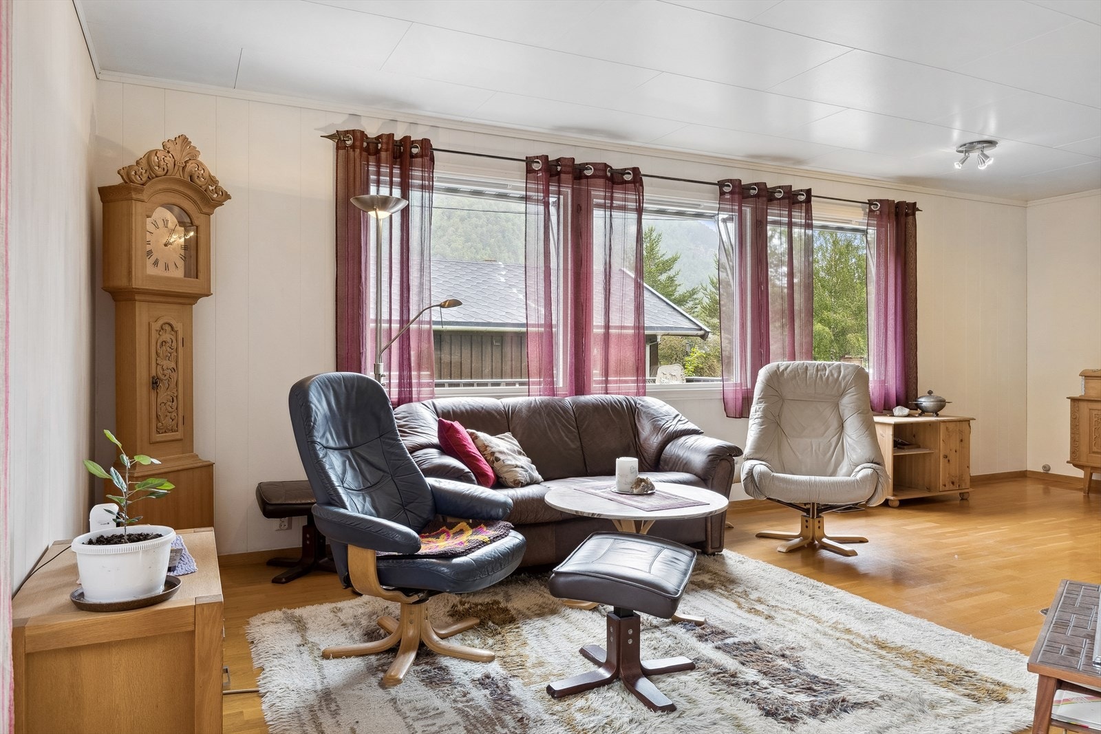 Store vindusflater bidrar med mye dagslys inn i rommet. Galleribilde