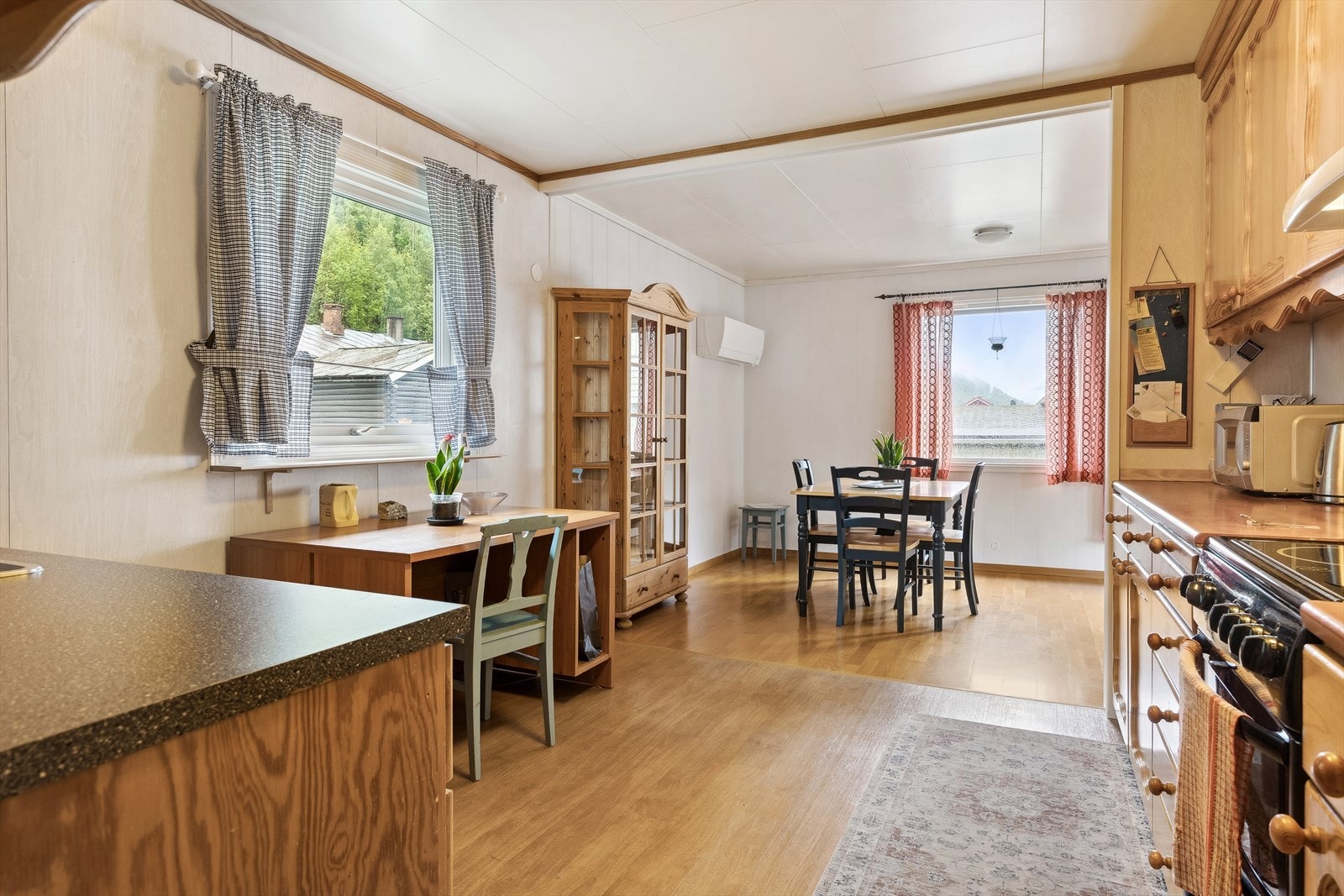 Åpen løsning inn til spisestue. Galleribilde