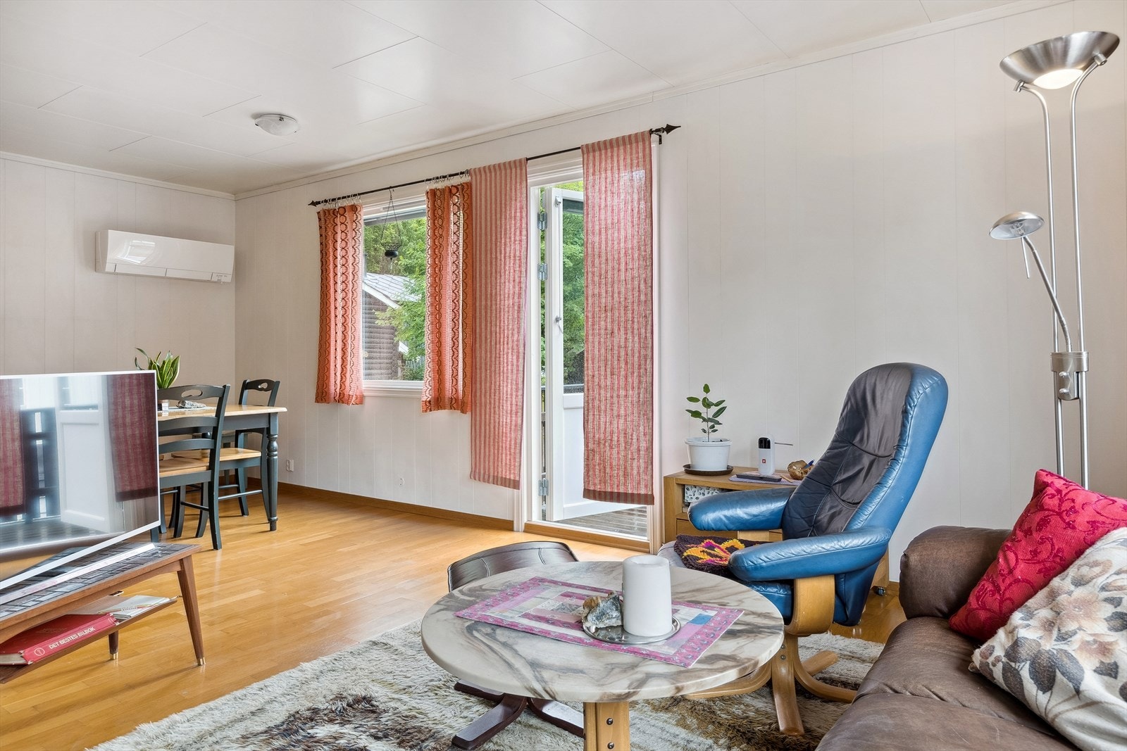 Det er god plass til å innrede med salong. Det er montert en peisovn i stua som gir god varme. Galleribilde