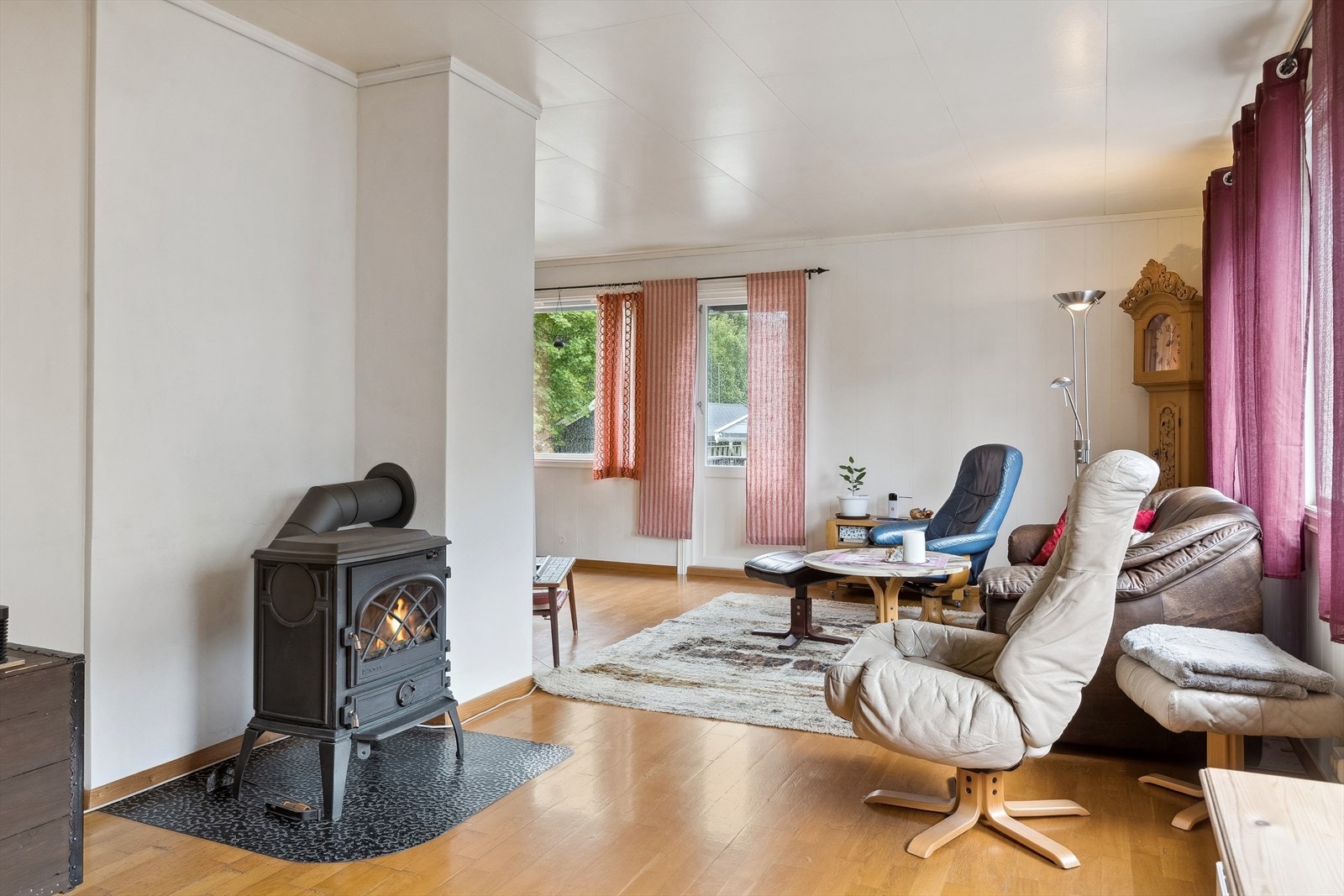 Lys og fin stue i 1.etasje med direkte adgang ut til terrasse. Galleribilde