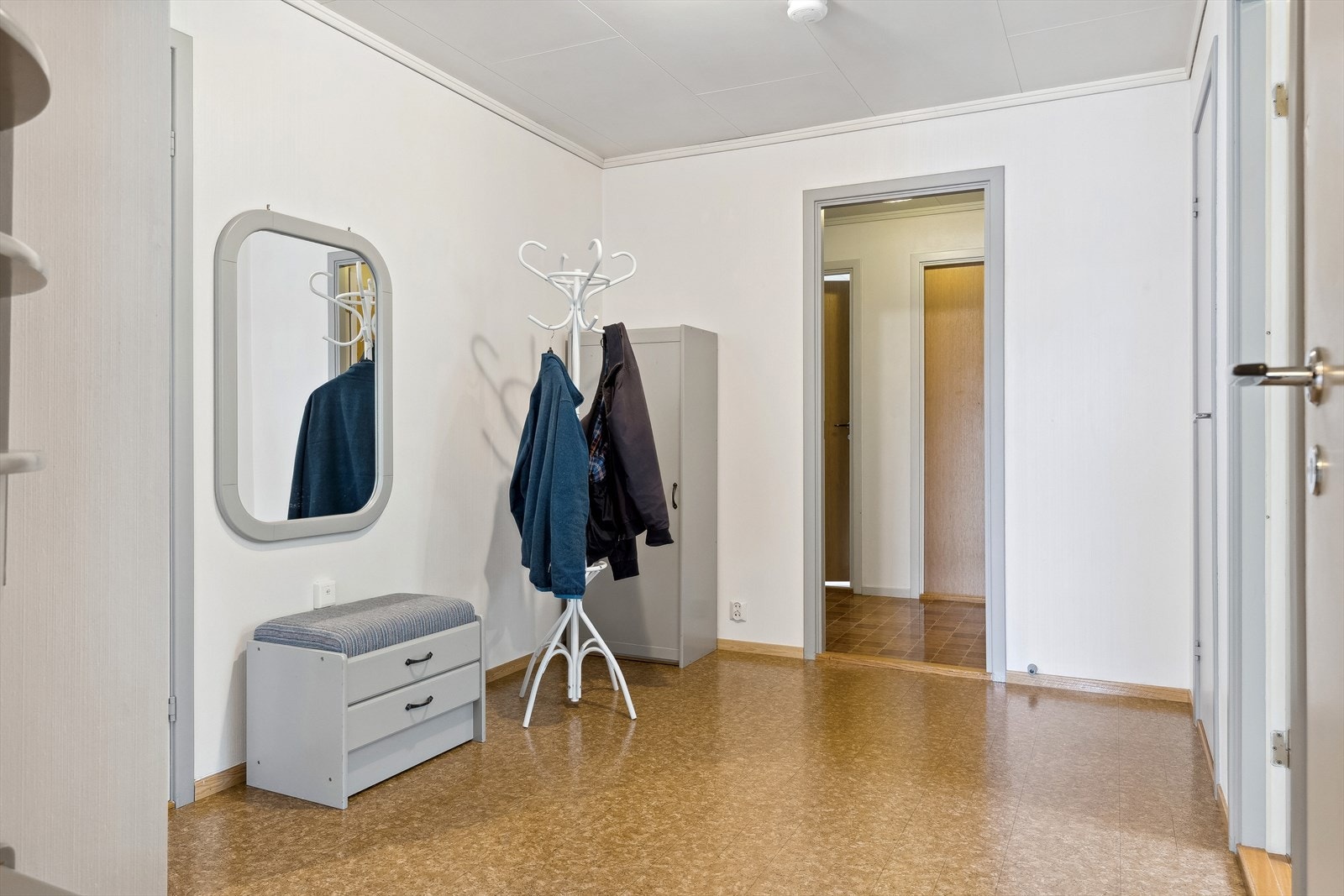 Man kommer inn i en romslig hall med mulighet for garderobeløsninger. Galleribilde