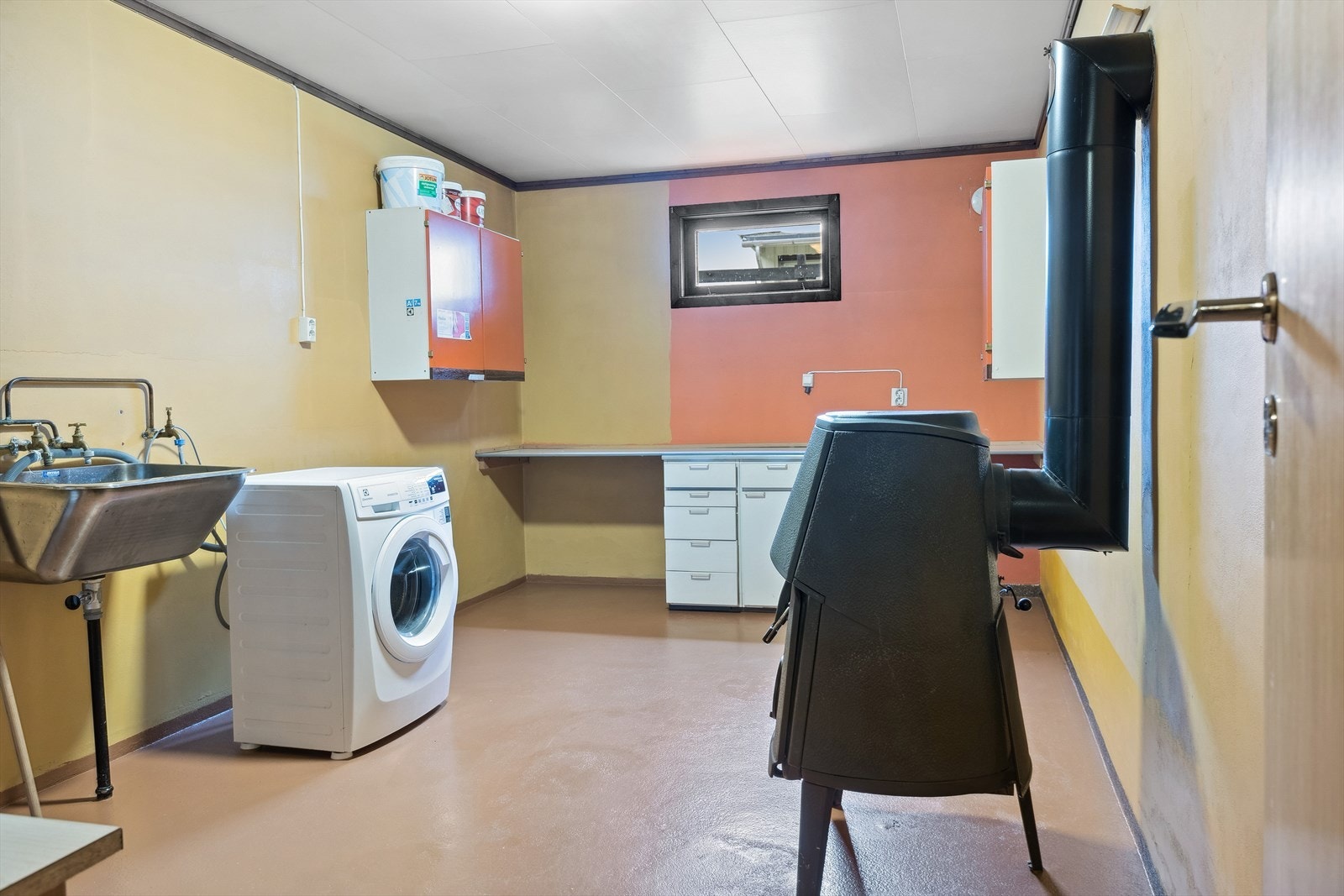 Vaskerom i kjeller med stålkum og opplegg for vaskemaskin. Galleribilde