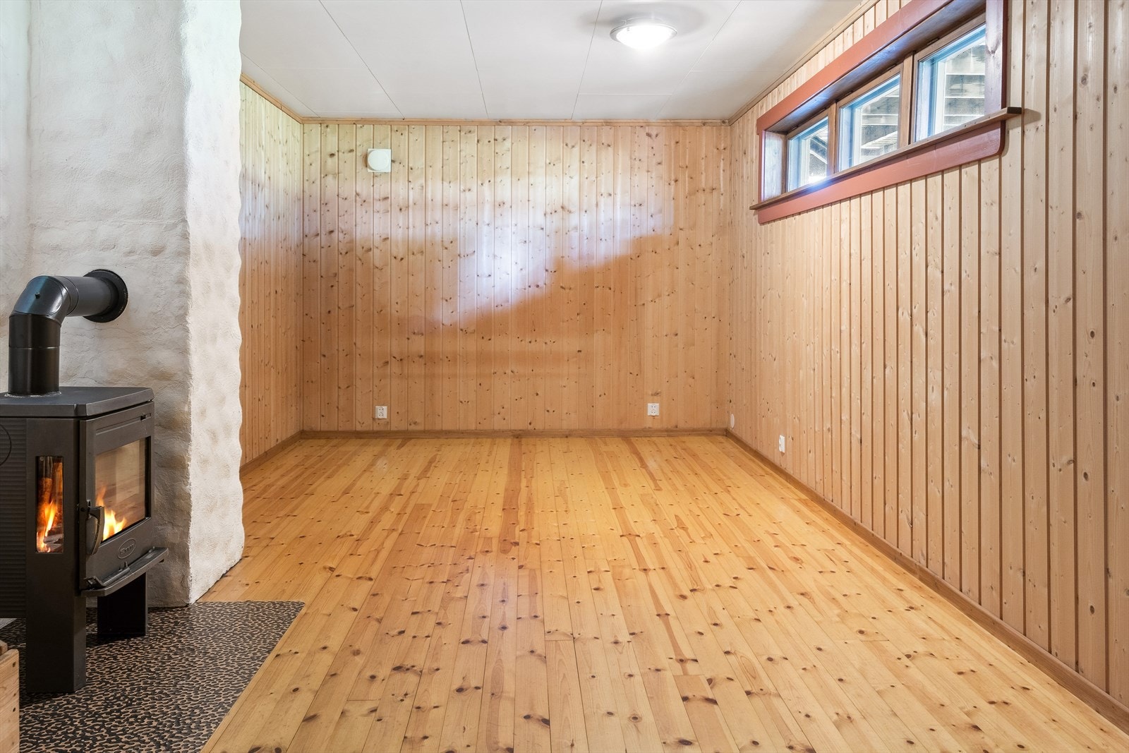 I kjellerstua er det også god plass til ønskelig møblering. Også her er det montert en peisovn. Galleribilde
