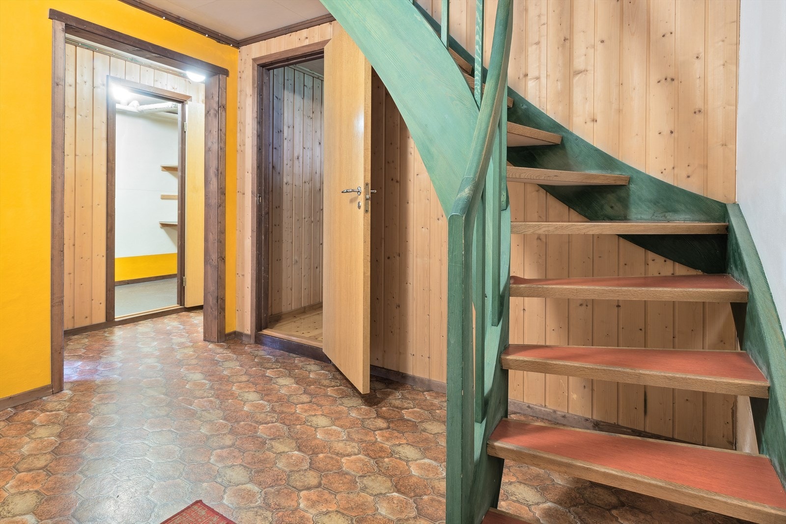 Romslig hall i kjeller. Galleribilde