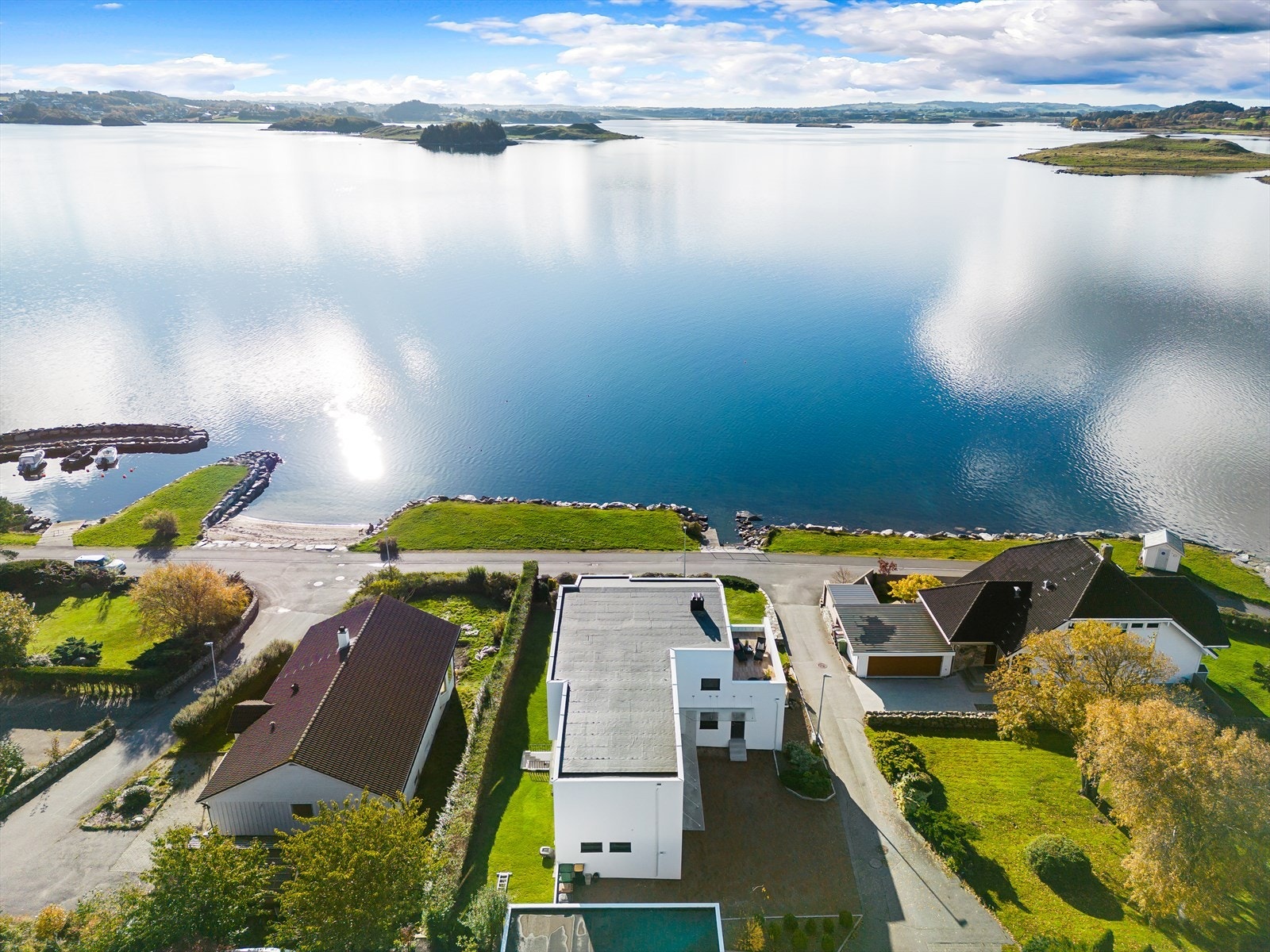 Vil du ut på joggetur eller rusle tur for å kjøpe is i Møllebukta, følger du byens fineste tursti langs Hafrsfjord, som strekker seg innover til Møllebukta og utover mot Viste med badeplasser og småstrender Galleribilde