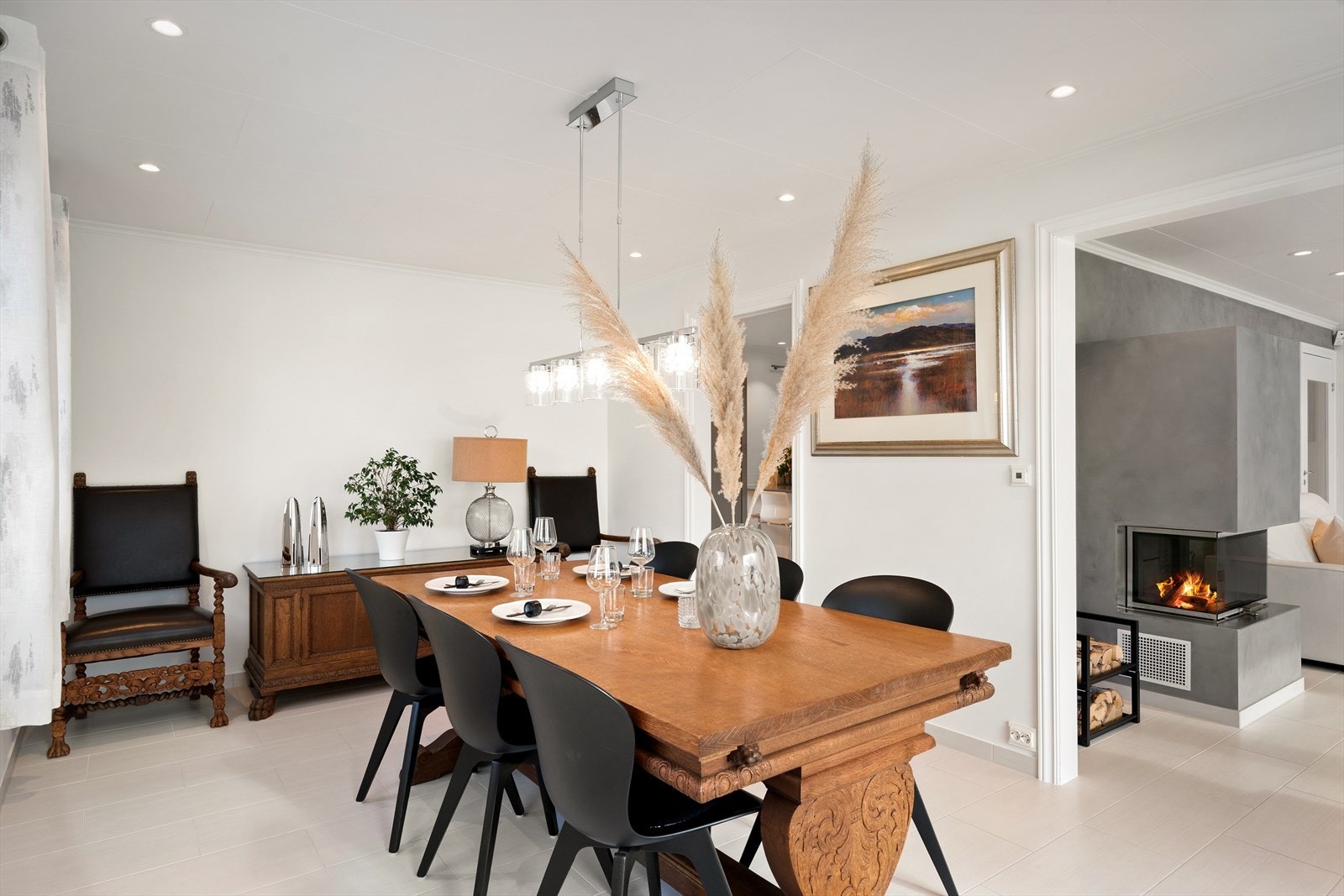 Spisestue med god plass til stort spisebord for hele familien Galleribilde