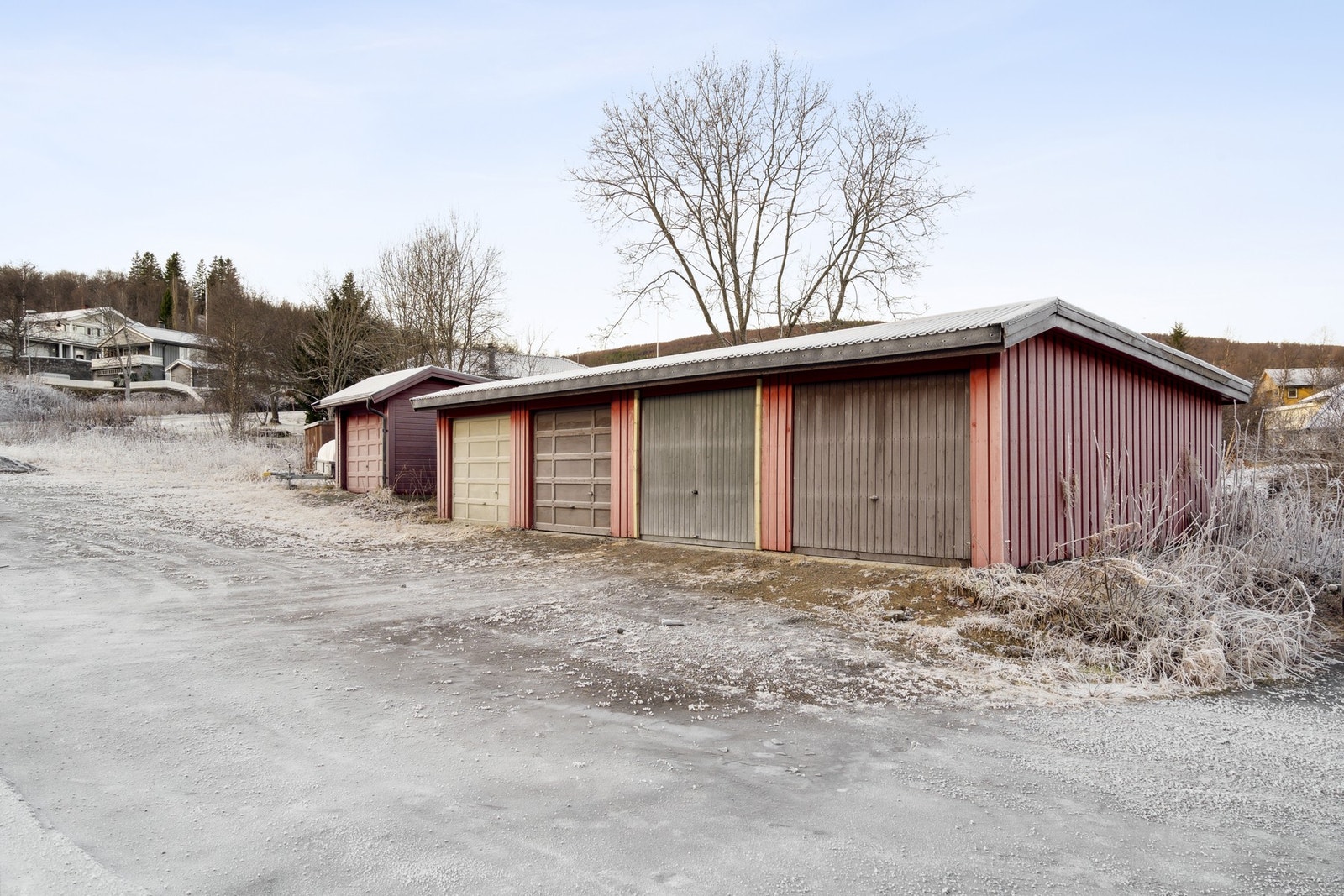Det er en medfølgende garasje (enkel), garasjeporten nærmest i bildet. Galleribilde