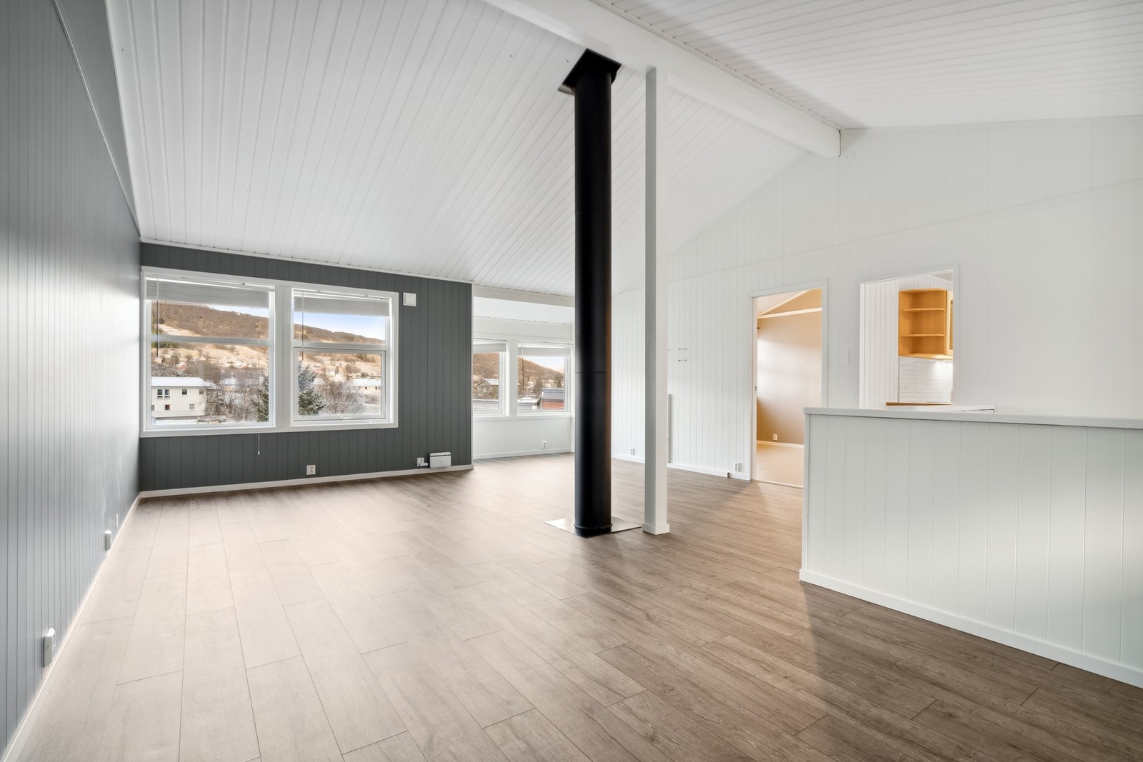 Romslig stue med moderne overflater og fargevalg. Galleribilde
