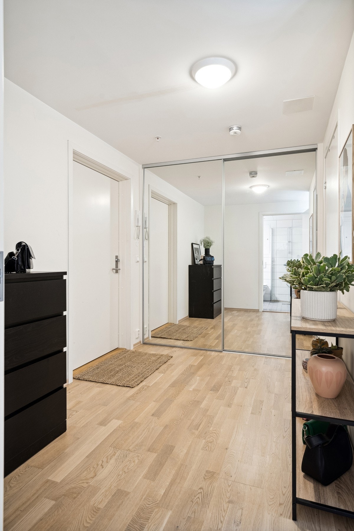 Entré med skyvedørsgarderobe gir god plass til oppbevaring av yttertøy og sko. Galleribilde